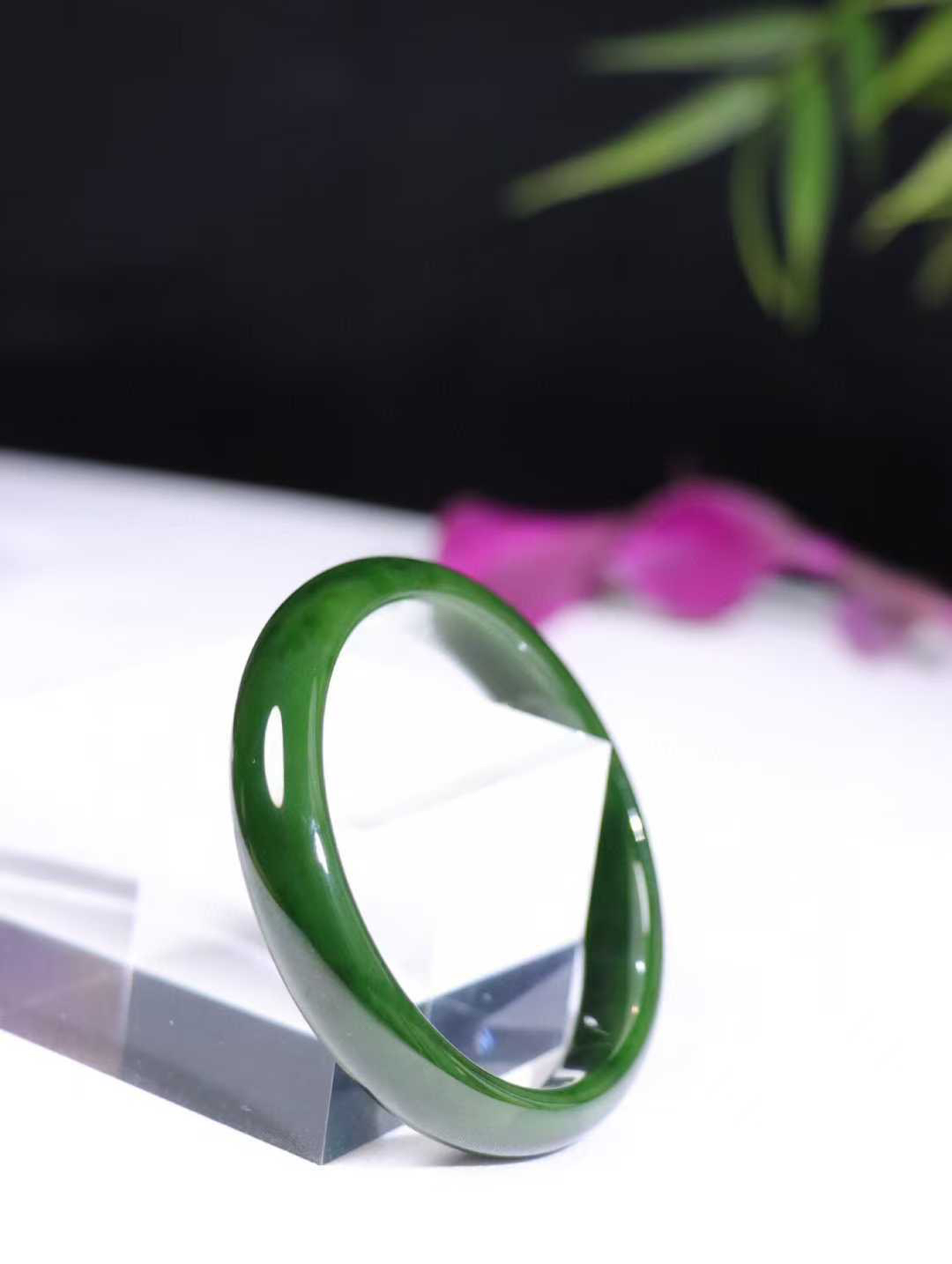 【腕间柔情】

收藏级和田玉碧玉菠菜绿手镯，俄料七号矿 红皮老料，玉质温润细腻 油性十足，色泽