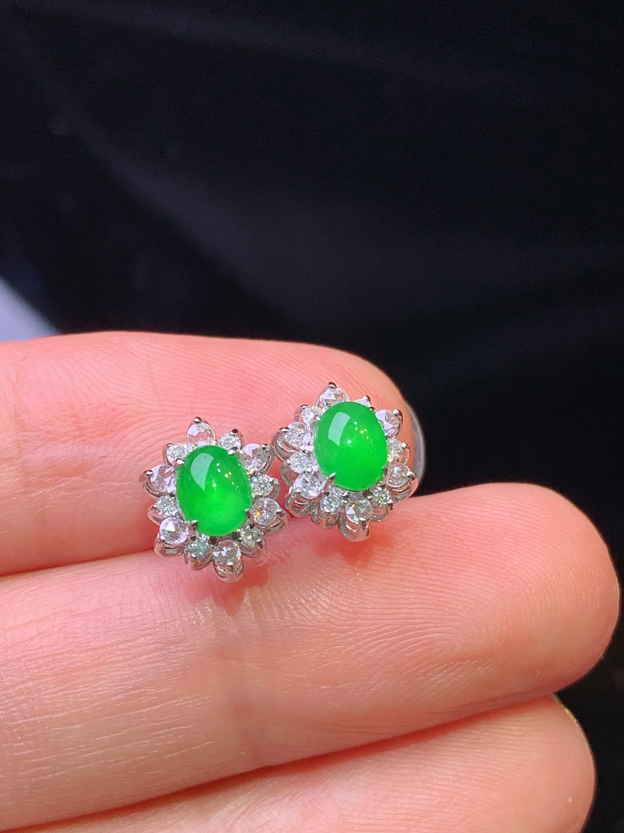 18k金钻镶嵌满绿蛋面耳钉 玉质细腻 色泽艳丽清新 水润亮眼 整体尺寸9.5*7.5*5.8t1