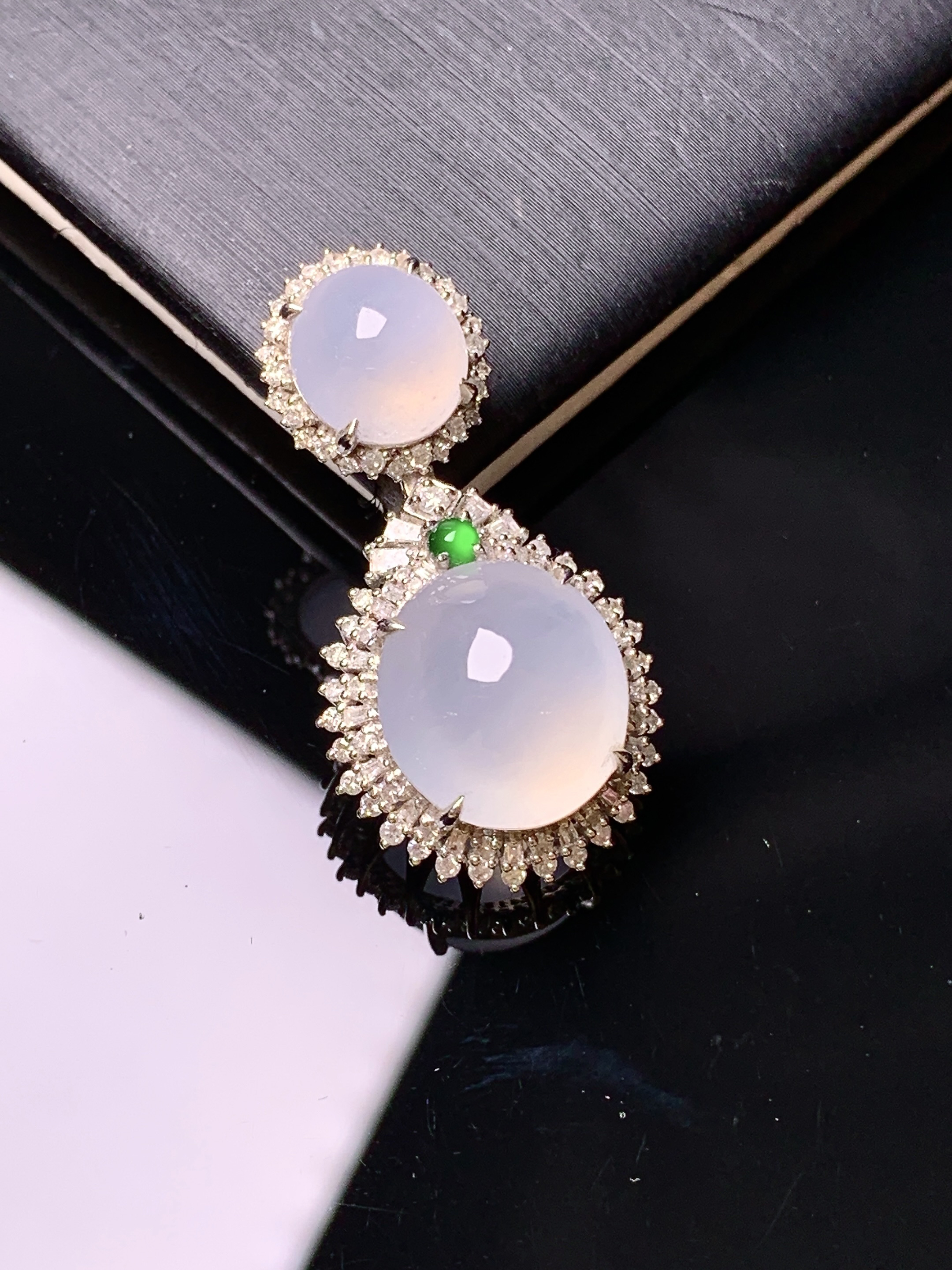 18k金钻镶嵌冰种蛋面吊坠 玉质细腻 色泽艳丽清新 水润亮眼 整体尺寸30.2*15.8*12t1