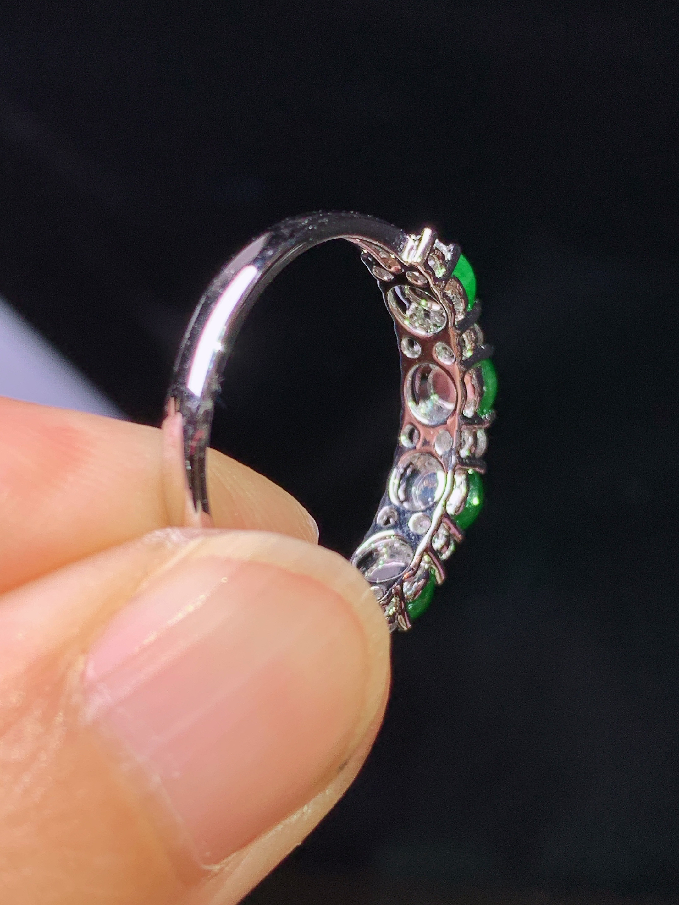 18k金钻镶嵌满绿蛋面戒指 玉质细腻 色泽艳丽清新 水润亮眼 圈口13.5 整体尺寸4*2.2