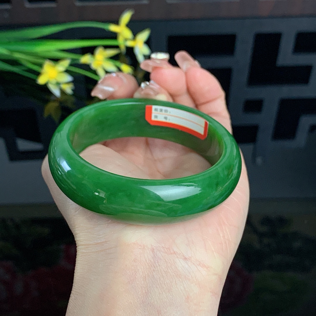 和田玉57.2圈口阳绿色宽版碧玉手镯！玉质细腻油润 底色纯净 无裂无杂 脂粉好，品质高。