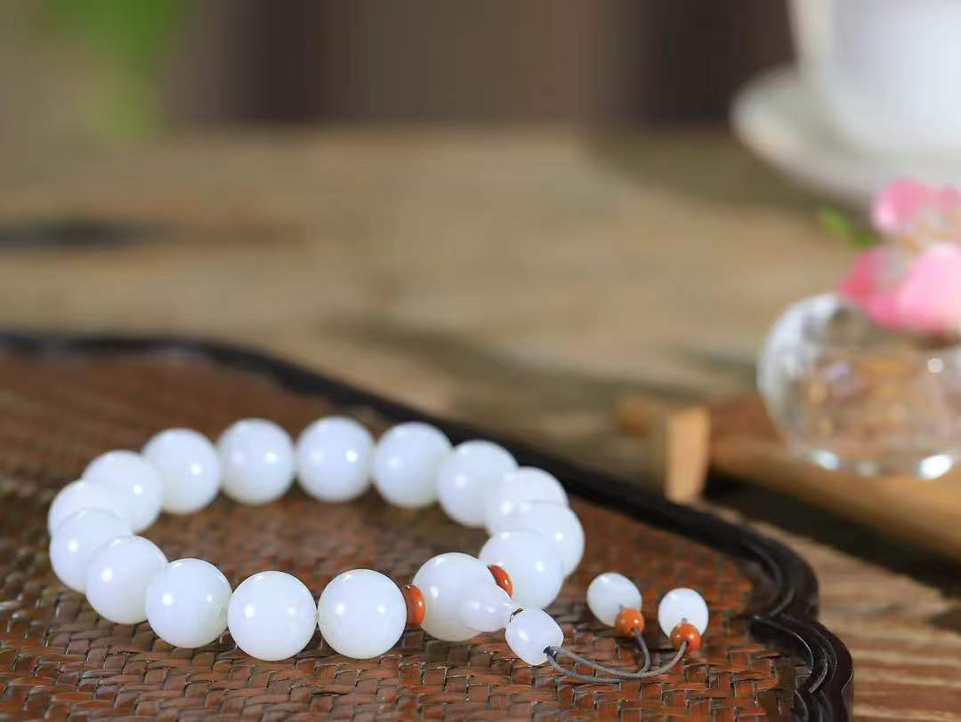 【珠圆玉润.手串】

精品️和田玉白玉珠圆玉润手串 玉质温润细腻  整串打磨圆润，佩戴舒适。珠珠落