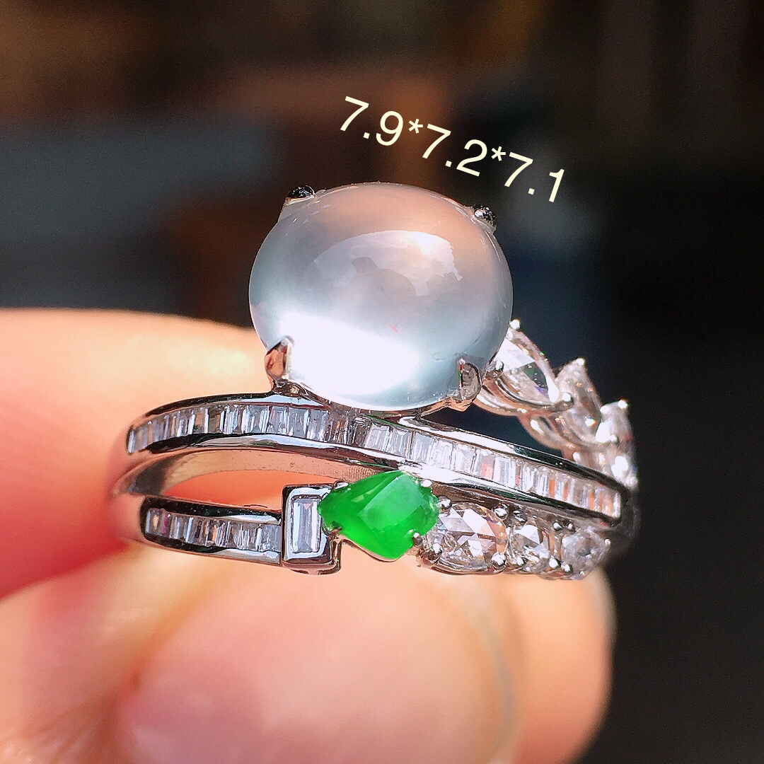 玻璃种蛋面戒指，玉质细腻，荧光感超
强，饱满圆润，尽显优雅气质，18k
金豪华镶嵌