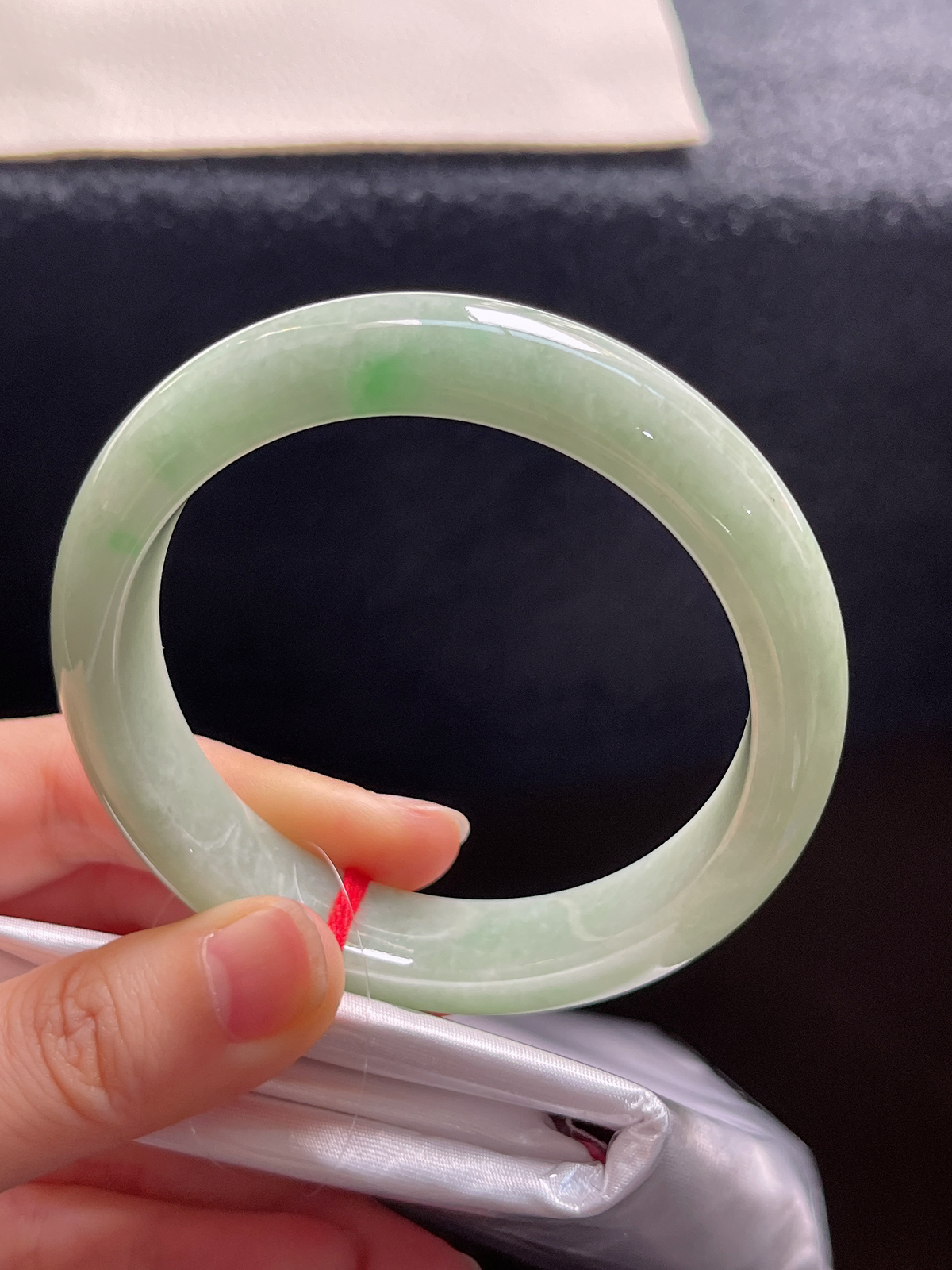 正圈56圈口，翡翠糯化种淡绿色手镯