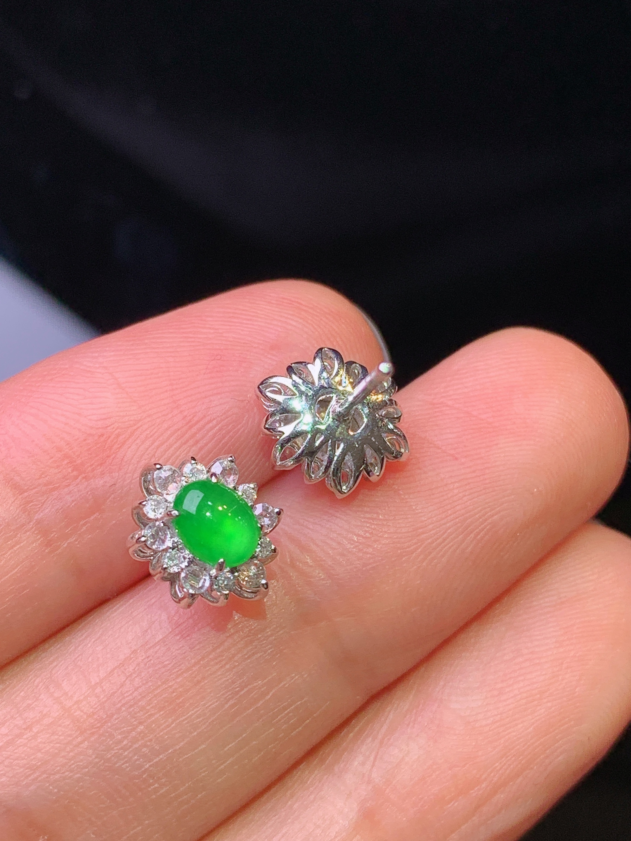 18k金钻镶嵌满绿蛋面耳钉 玉质细腻 色泽艳丽清新 水润亮眼 整体尺寸9.5*7.5*5.8t1