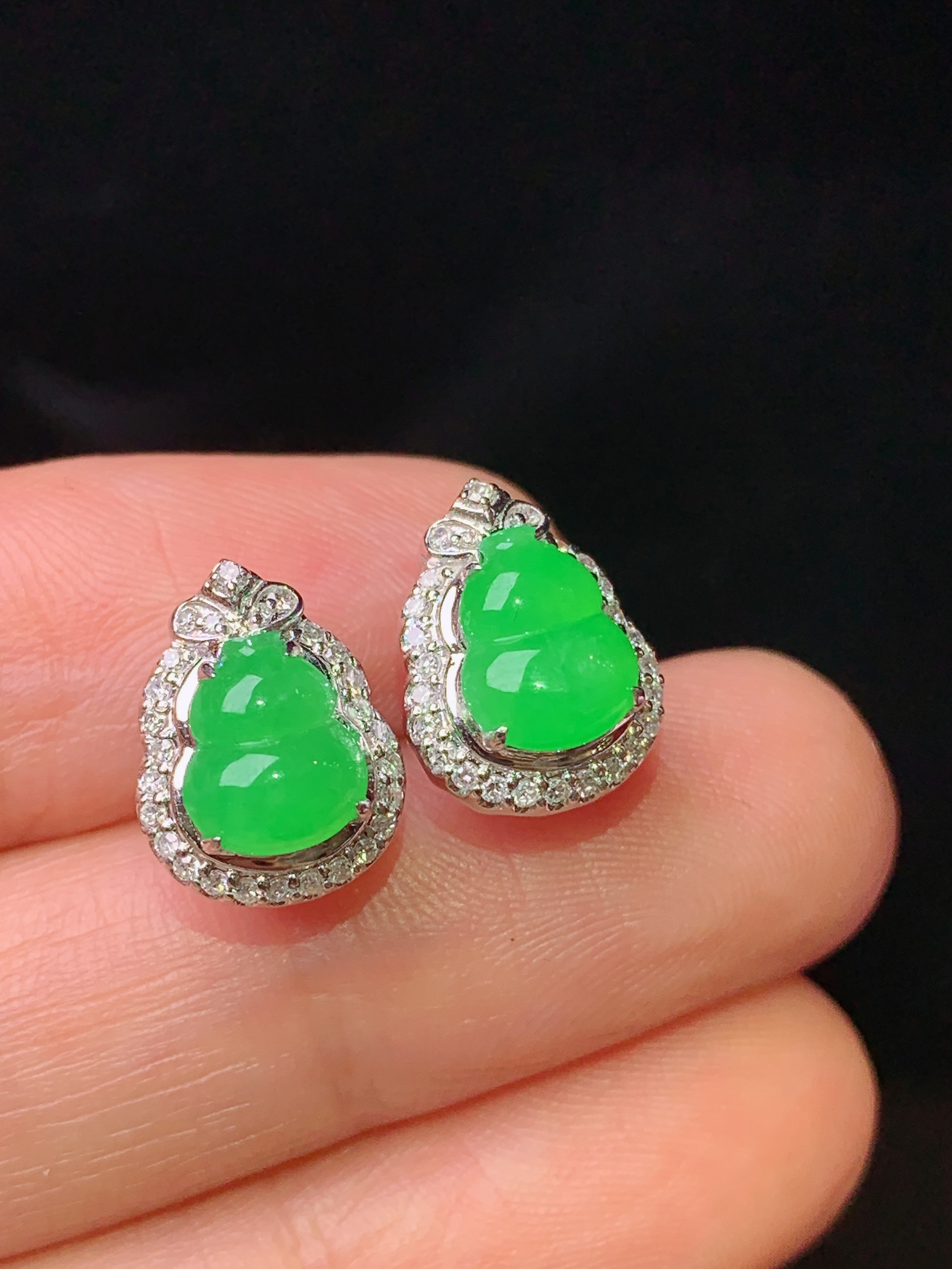 18k金钻镶嵌翠绿葫芦耳钉 玉质细腻 色泽艳丽清新 水润亮眼 整体尺寸12*9.2*6.5h1