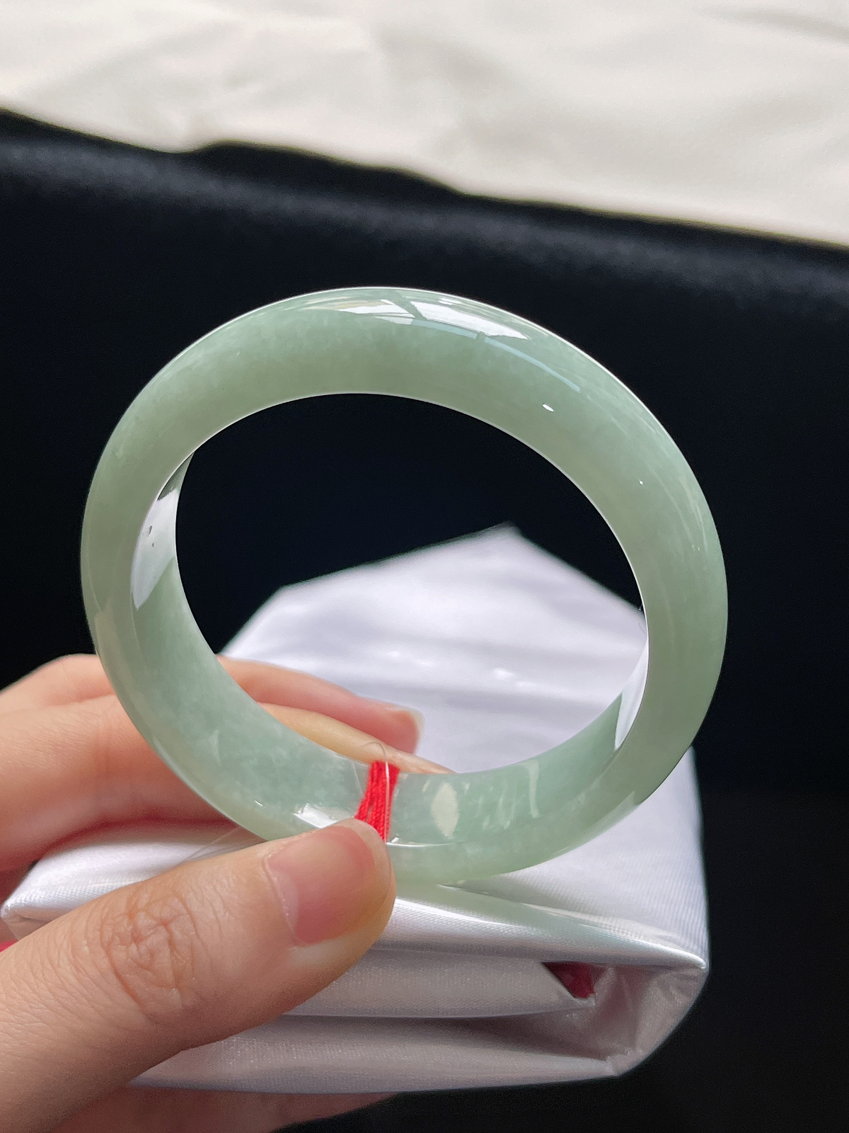 正圈52圈口，翡翠糯化种淡绿色手镯