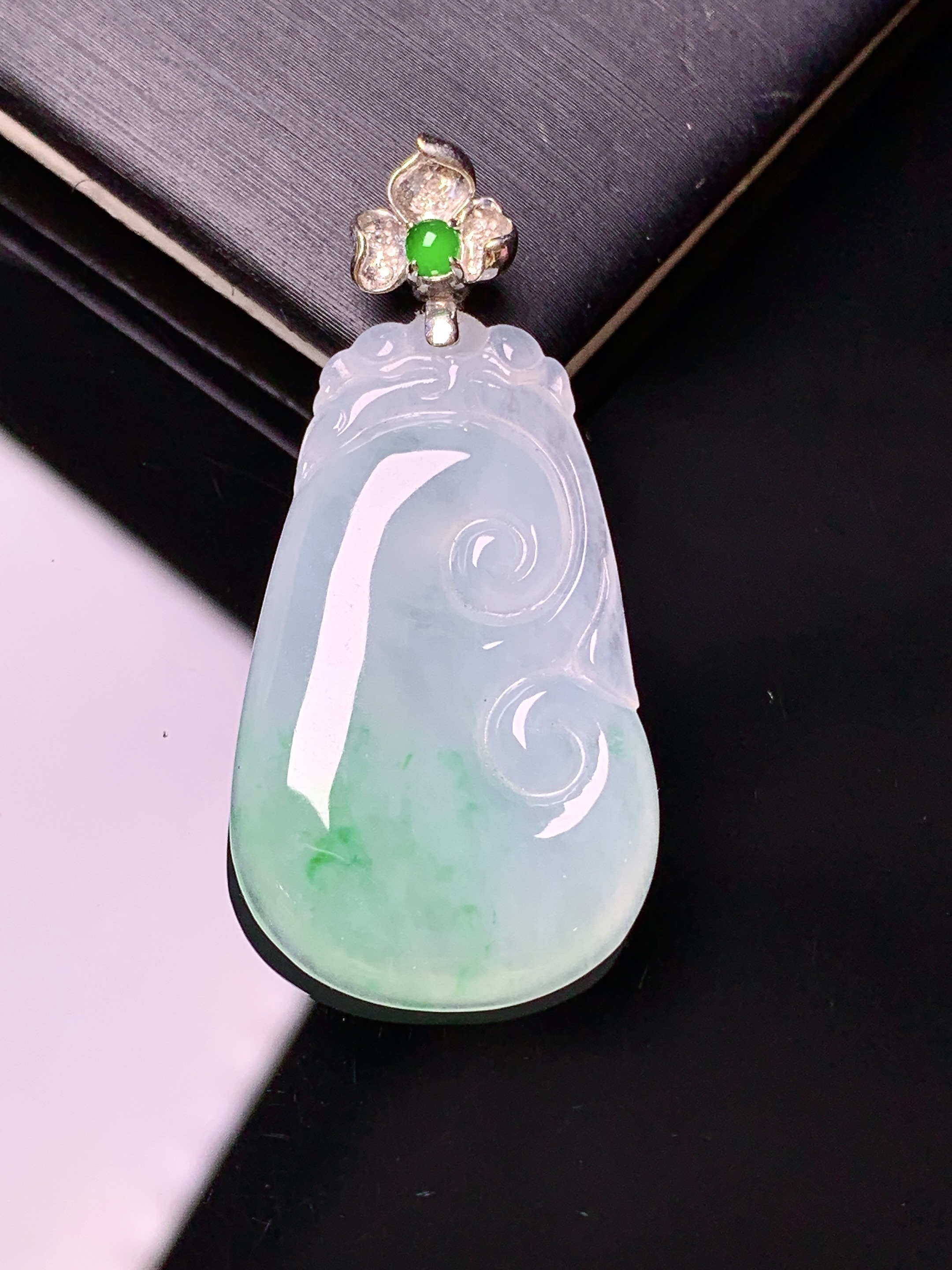18k金钻镶嵌冰种飘绿如意吊坠 玉质细腻 色泽艳丽清新 水润亮眼 整体尺寸39.8*19*4.8*2x