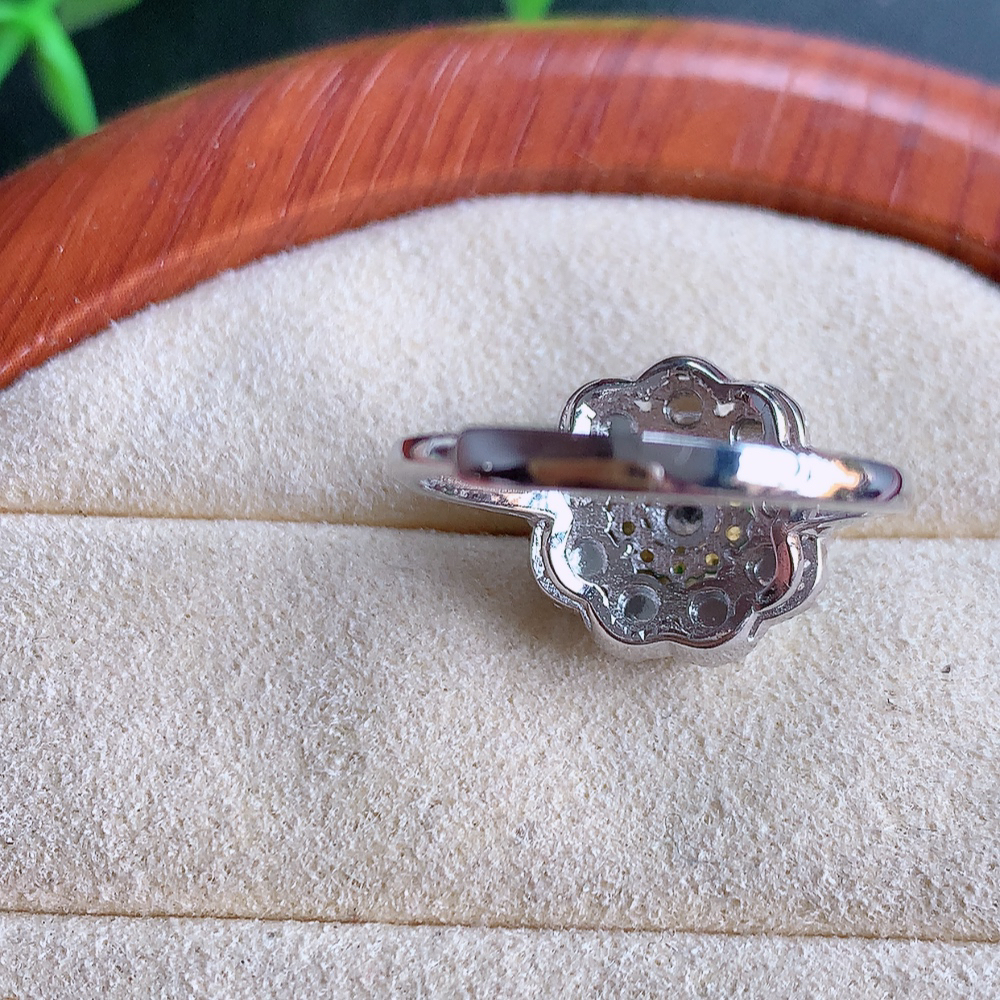 冰润满绿精美环形翡翠戒指  玉质细腻  冰清玉润  飘花灵动  颜色漂亮  W815.15   内径尺寸：17.5-13.5-7.2mm  裸石尺寸：3mm