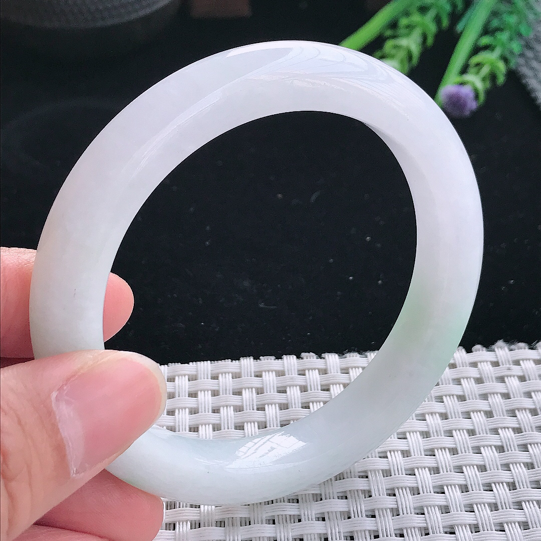 实拍天然翡翠57.5/10.8/9.5老坑秀气温润飘绿手镯翡翠玉镯手环