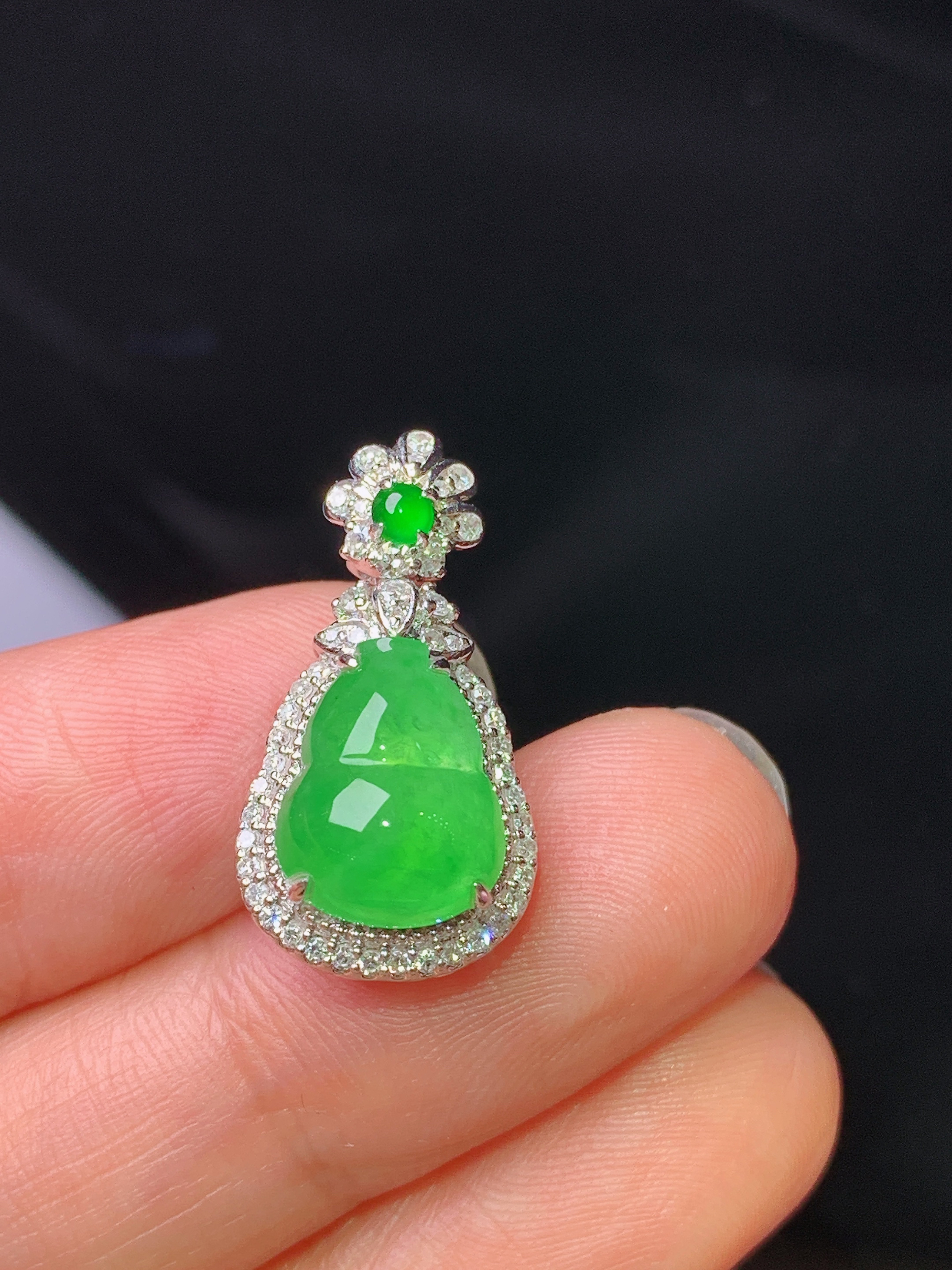 18k金钻镶嵌翠绿葫芦吊坠 玉质细腻 色泽艳丽清新 水润亮眼 整体尺寸22.3*12*9h1