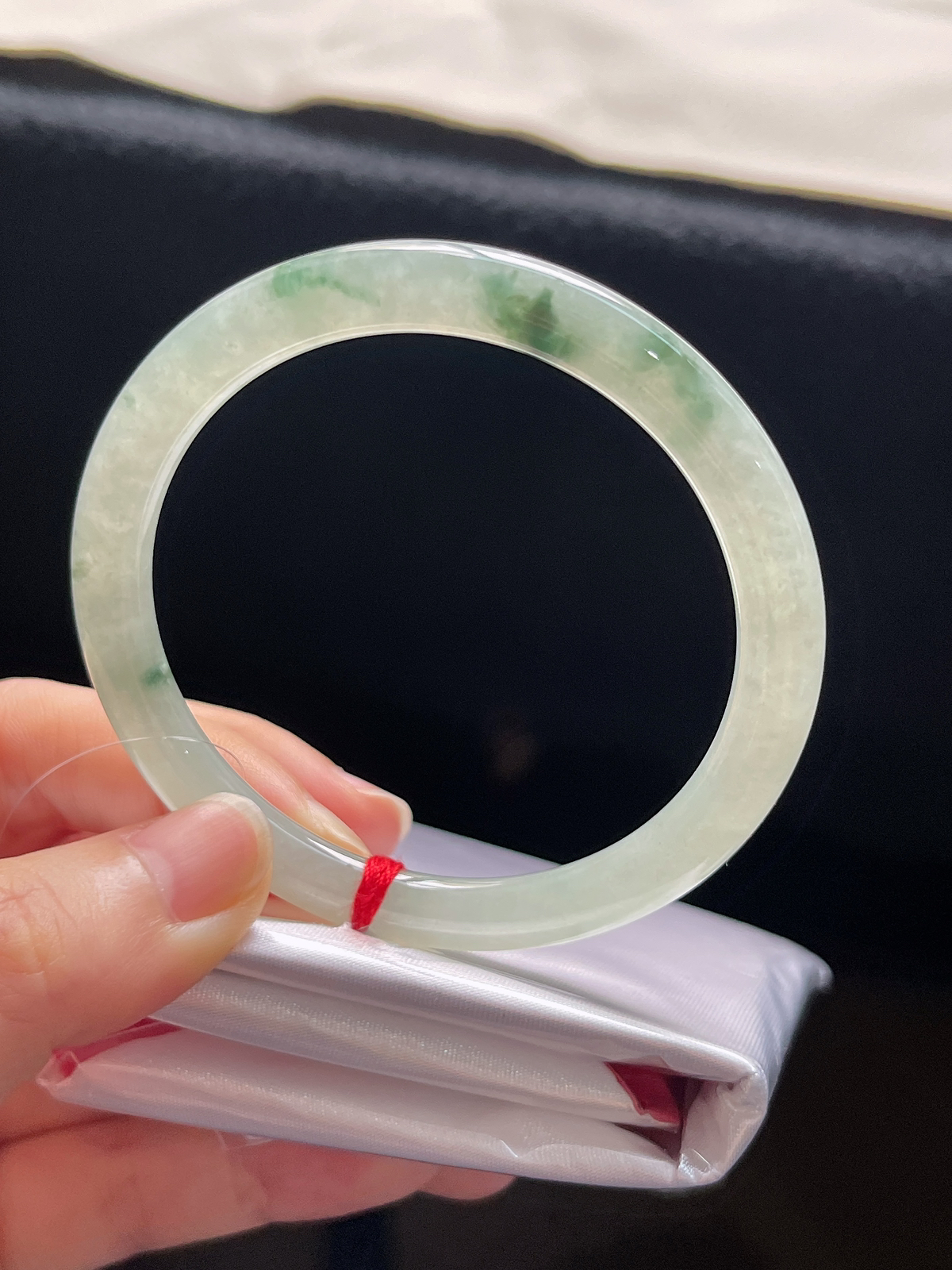 圆镯53.4圈口，翡翠冰糯种飘绿手镯