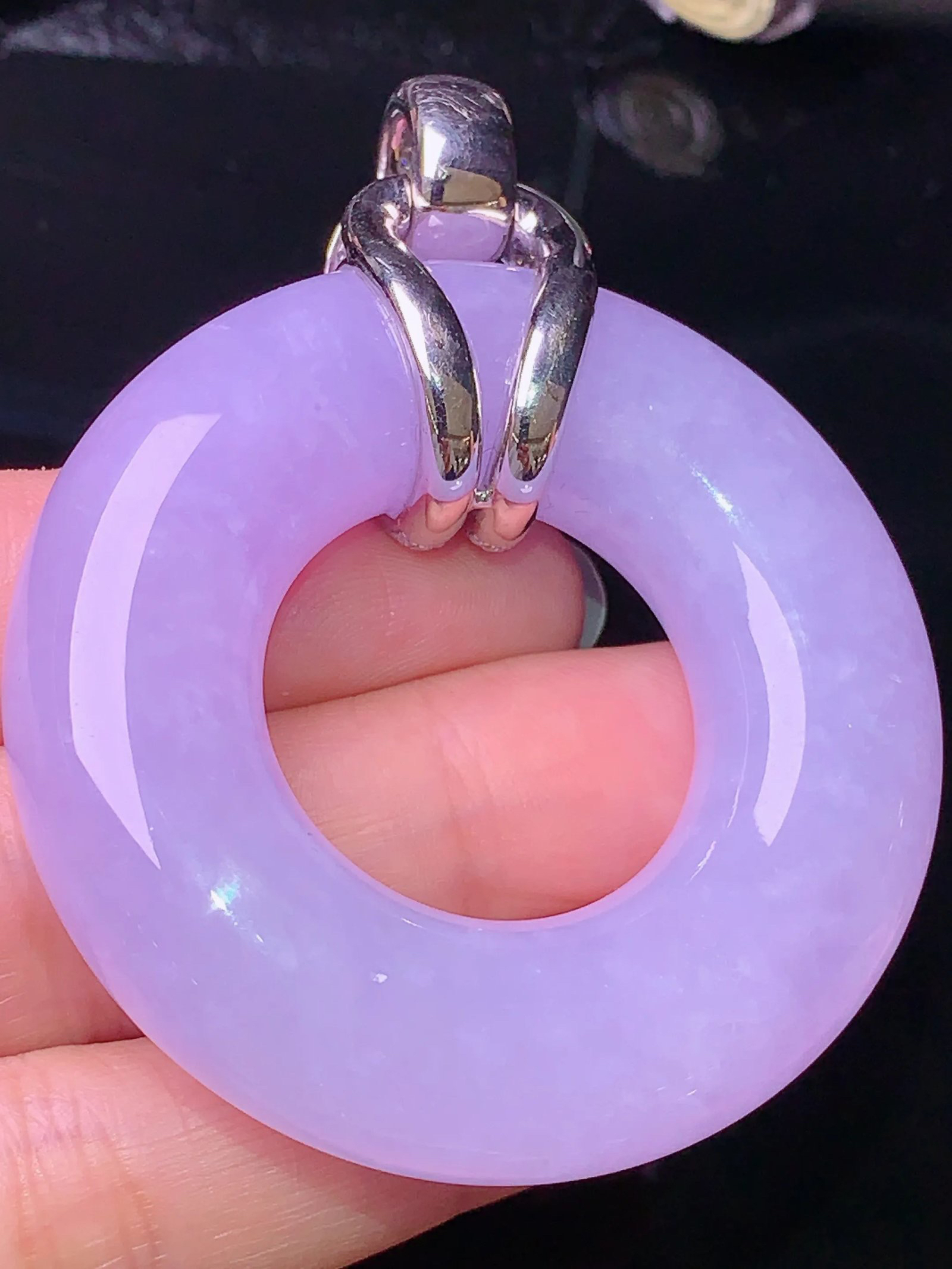 18k金钻镶嵌紫罗兰平安环吊坠 玉质细腻 色泽清新艳丽 整体尺寸61.1*49.5*12.2b1