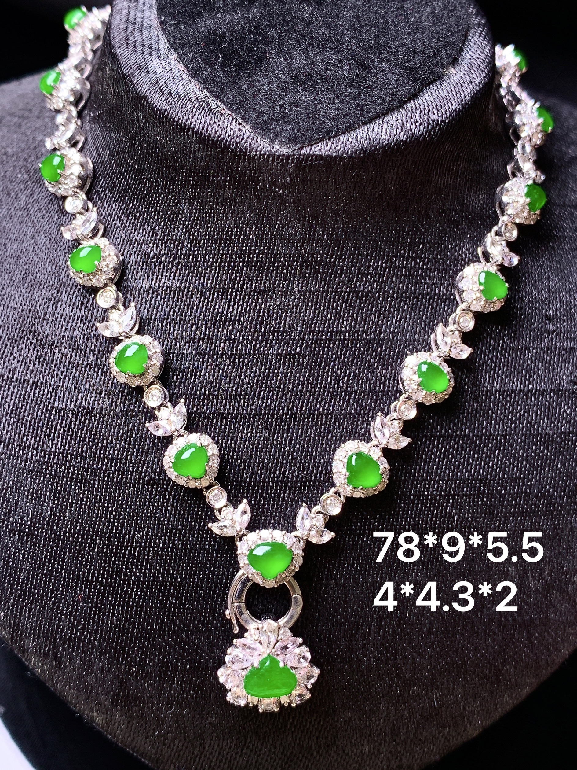 18k金钻镶嵌满绿蛋面锁骨项链 玉质细腻 色泽艳丽清新 水润亮眼 整体尺寸78*9*5.5m4