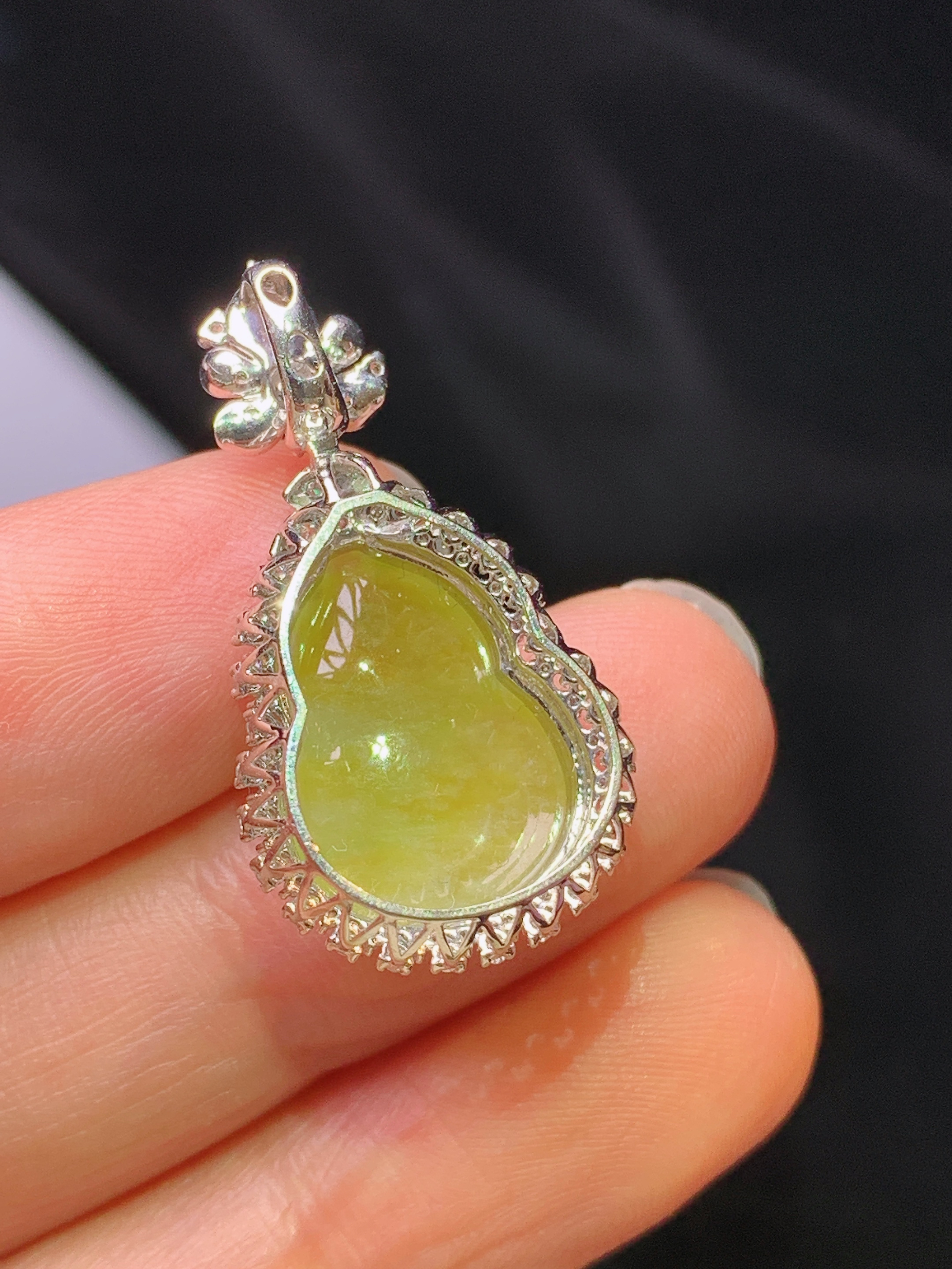 18k金钻镶嵌黄翡葫芦吊坠 玉质细腻 色泽艳丽清新 水润亮眼 整体尺寸29.3*15.3*10.8y4