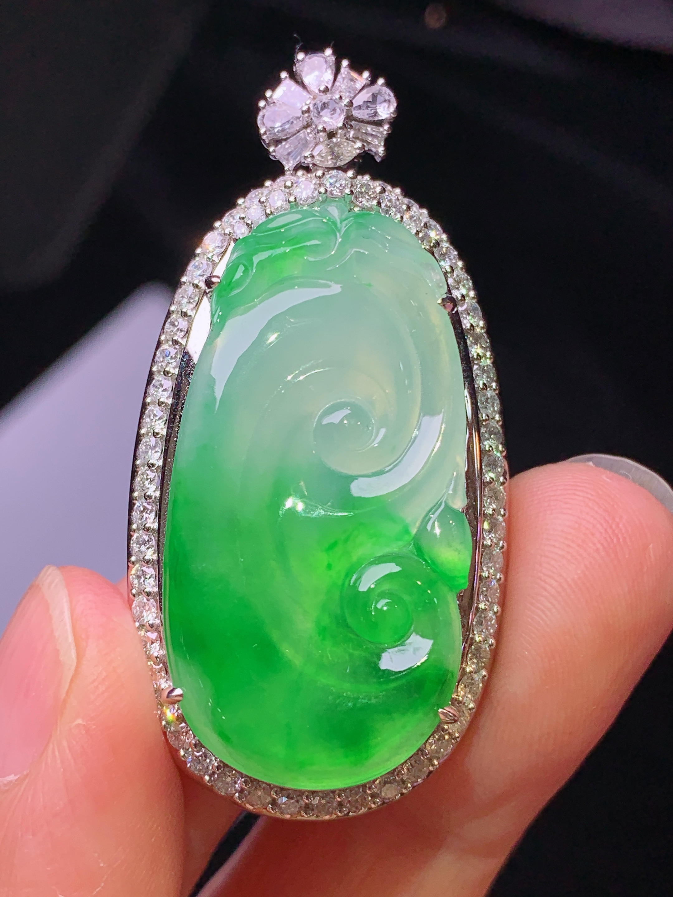 18k金钻镶嵌翠绿如意吊坠 玉质细腻 色泽艳丽清新 水润亮眼 整体尺寸45*22*11.2m4