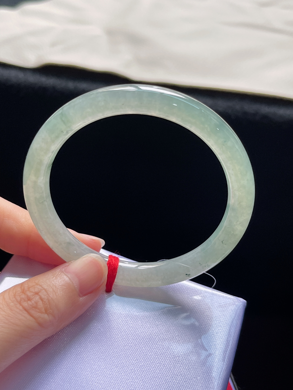 圆镯52.3圈口，翡翠冰糯种淡绿色手镯