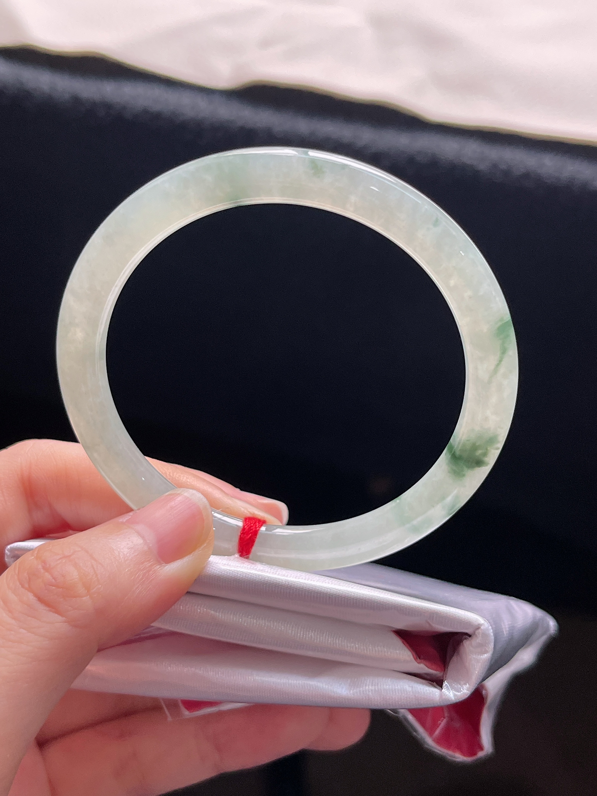 圆镯53.4圈口，翡翠冰糯种飘绿手镯