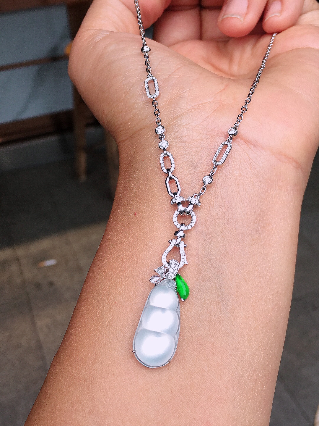 冰种福豆项链，玉质细腻，荧光感超
强，饱满圆润，尽显优雅气质，18k
金豪华镶嵌