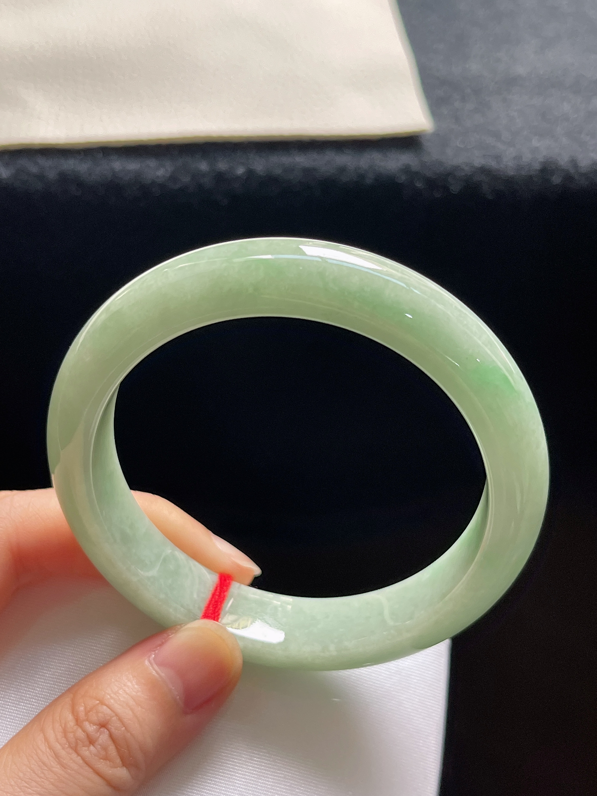 正圈56圈口，翡翠糯化种淡绿色手镯