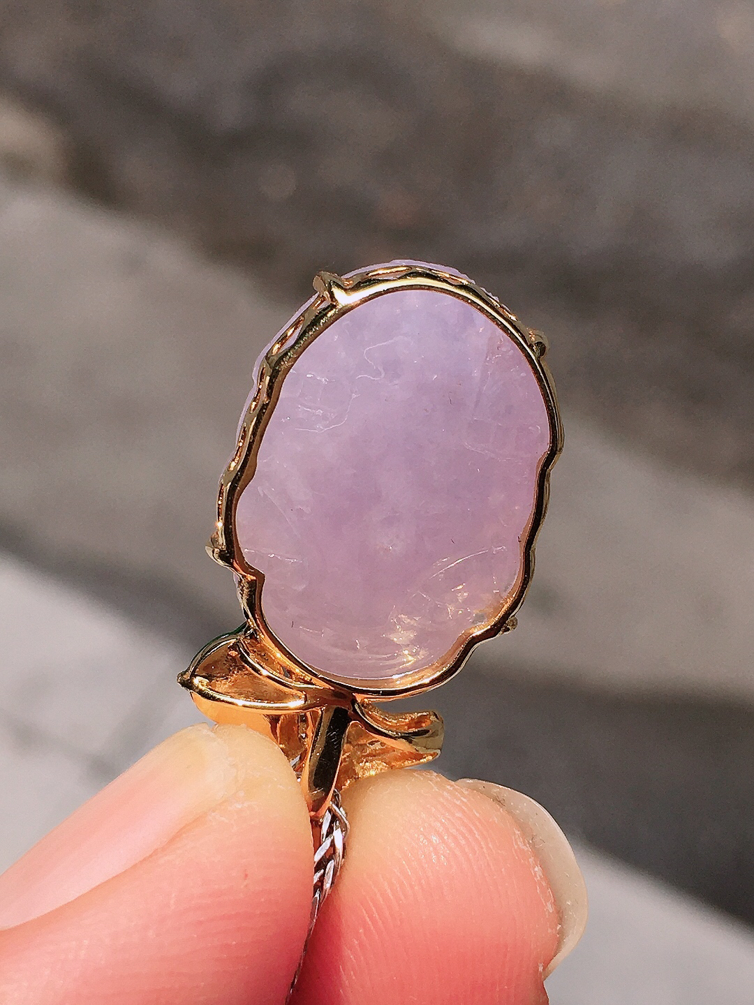 紫罗兰貔貅吊坠，色泽均匀艳丽，玉质细腻，荧光感超
强，饱满圆润，尽显优雅气质，18k
金豪华镶嵌