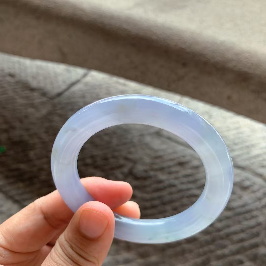 紫罗兰飘花圆条手镯尺寸54*10.5*11 种质细腻，温润柔和，紫色浓郁，花色清新，飘洒金黄翡！