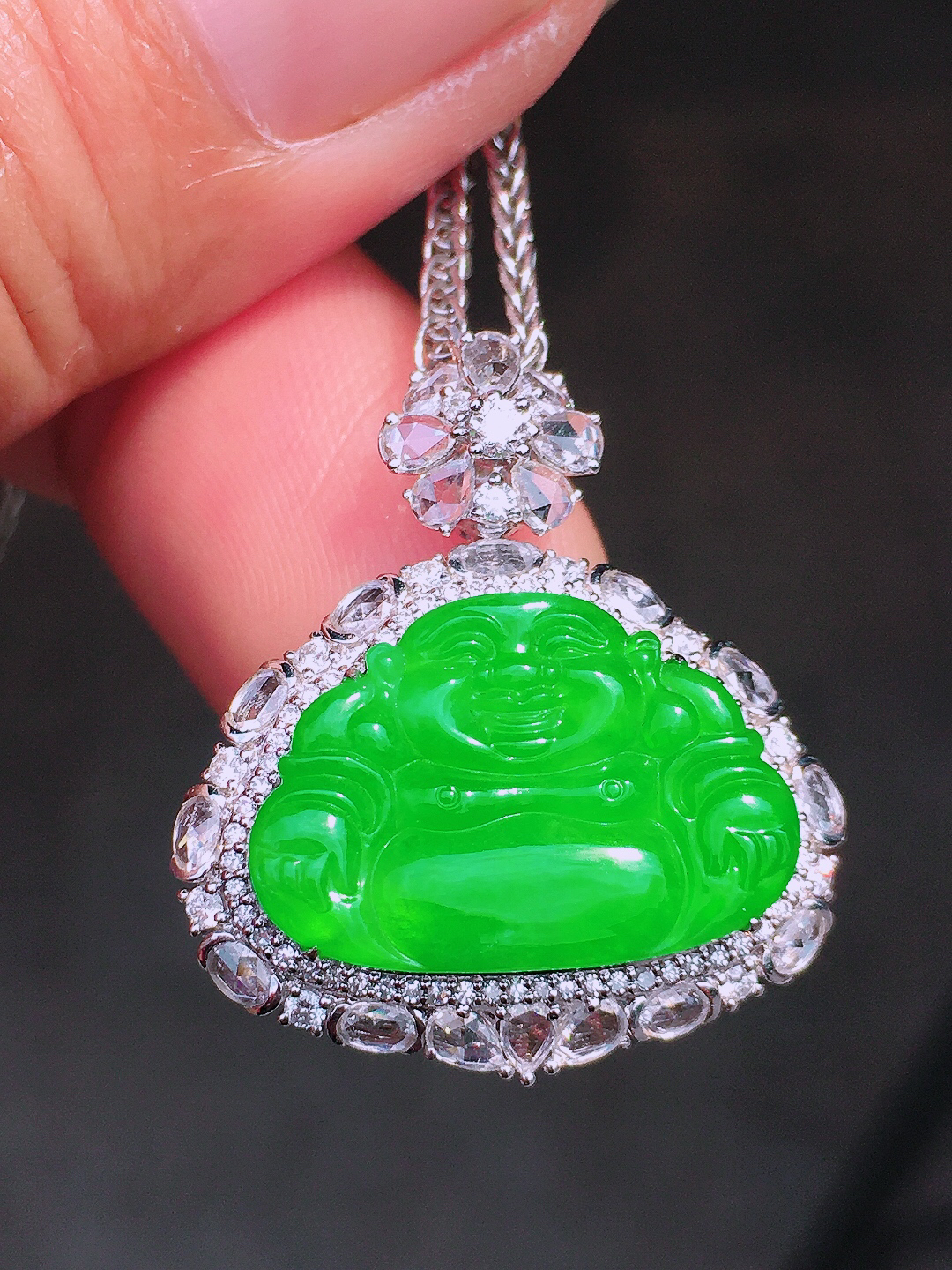 阳绿佛公吊坠，色泽均匀艳丽，玉质细腻，荧光感超
强，饱满圆润，尽显优雅气质，18k
金豪华镶嵌