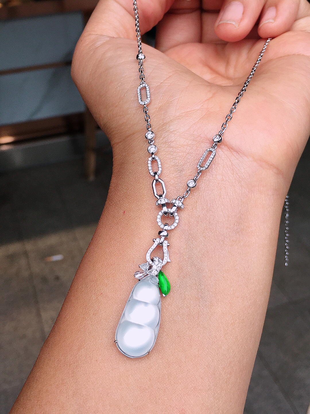 冰种福豆项链，玉质细腻，荧光感超
强，饱满圆润，尽显优雅气质，18k
金豪华镶嵌