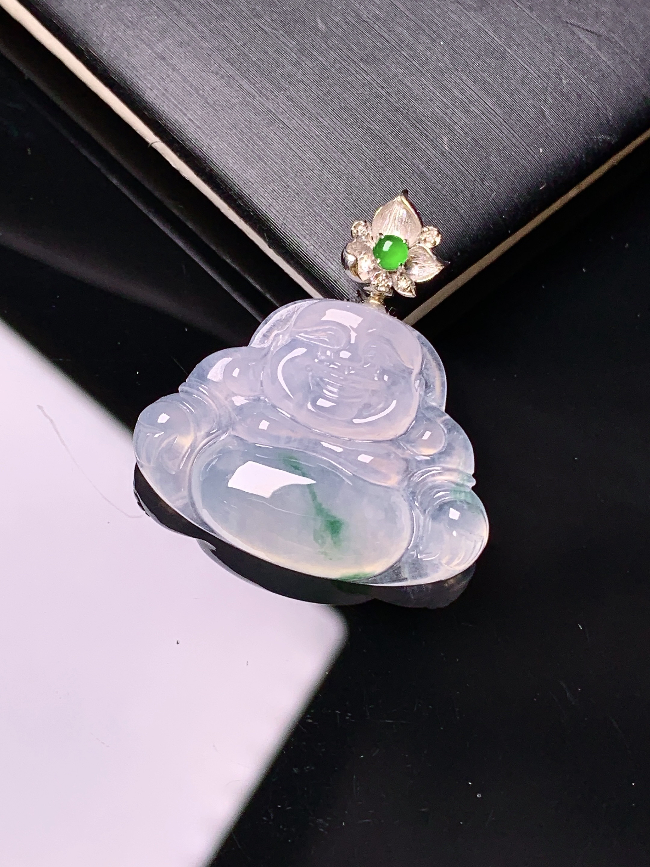 18k金钻镶嵌飘绿佛公吊坠 玉质细腻 色泽艳丽清新 水润亮眼 整体尺寸28.5*26.5*4.8*2x