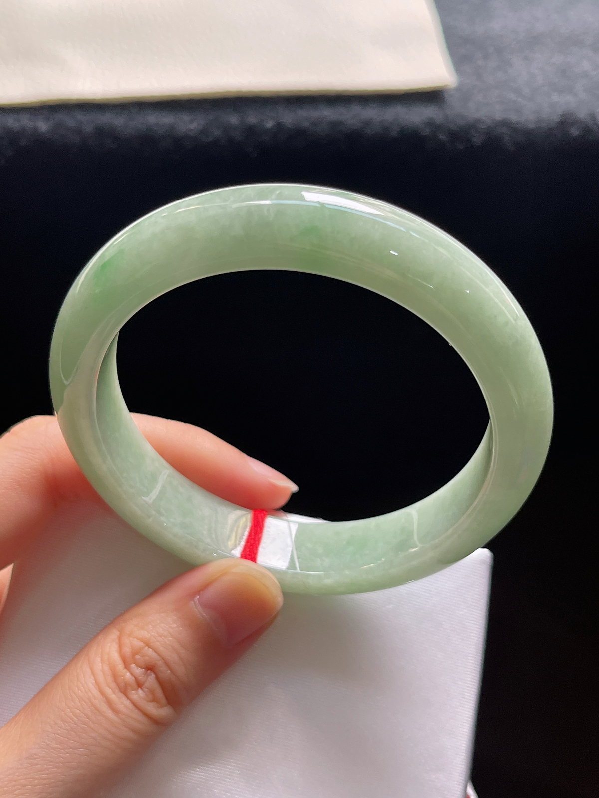 正圈56圈口，翡翠糯化种淡绿色手镯