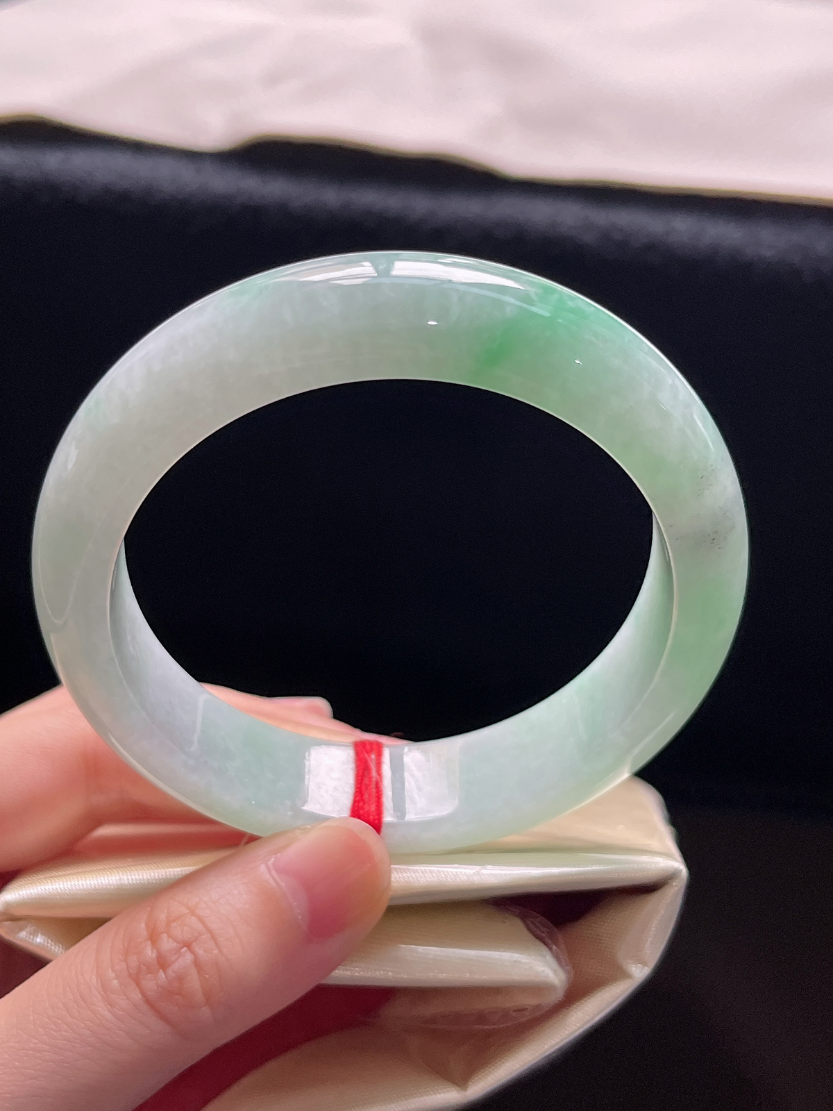 正圈57.6圈口，翡翠冰糯种飘绿手镯