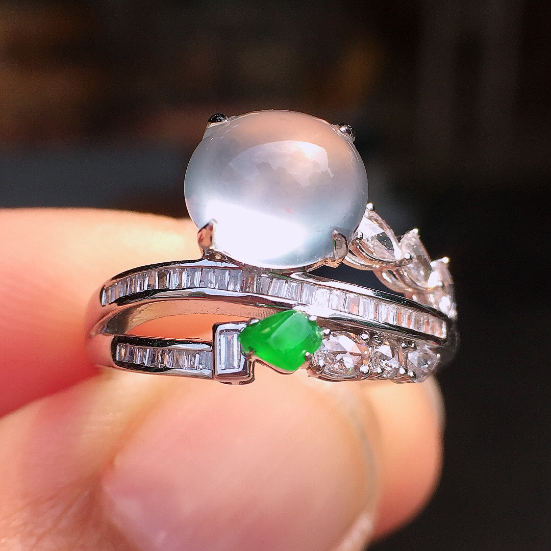 玻璃种蛋面戒指，玉质细腻，荧光感超
强，饱满圆润，尽显优雅气质，18k
金豪华镶嵌