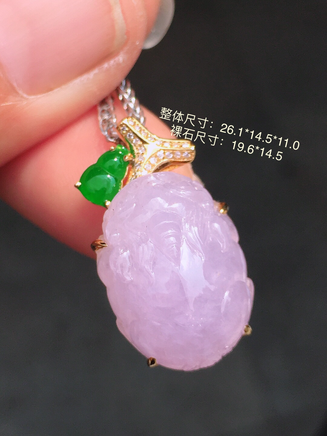 紫罗兰貔貅吊坠，色泽均匀艳丽，玉质细腻，荧光感超
强，饱满圆润，尽显优雅气质，18k
金豪华镶嵌