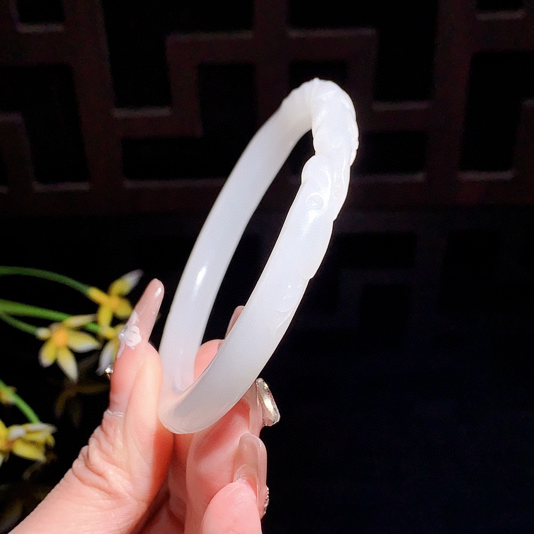 和田玉58.6圈口羊脂白雕花手镯！玉质细腻油润 底色纯净 无裂无杂 脂粉好，品质好