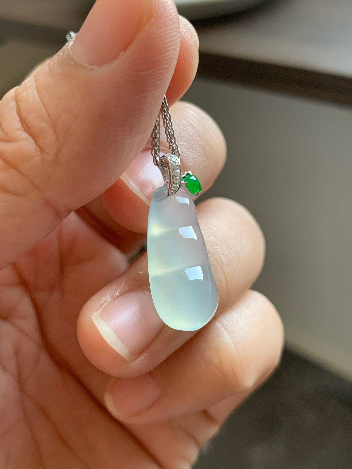 白冰果冻富贵豆

裸石22*11*6.2 整体长度26.5mm
18k金钻石镶嵌