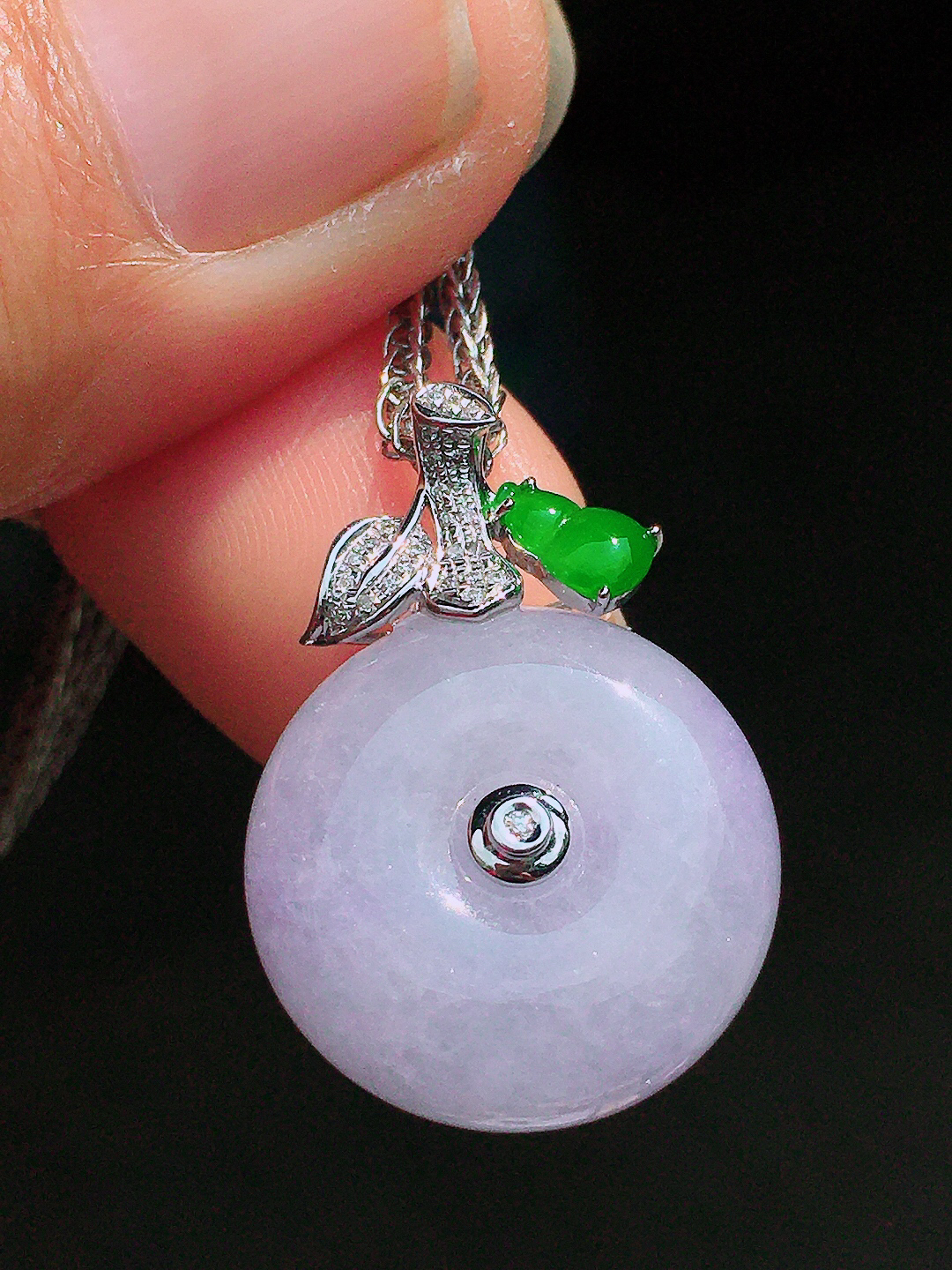 淡紫罗兰平安扣吊坠，色泽均匀艳丽，玉质细腻，荧光感超
强，饱满圆润，尽显优雅气质，18k
金豪华镶嵌