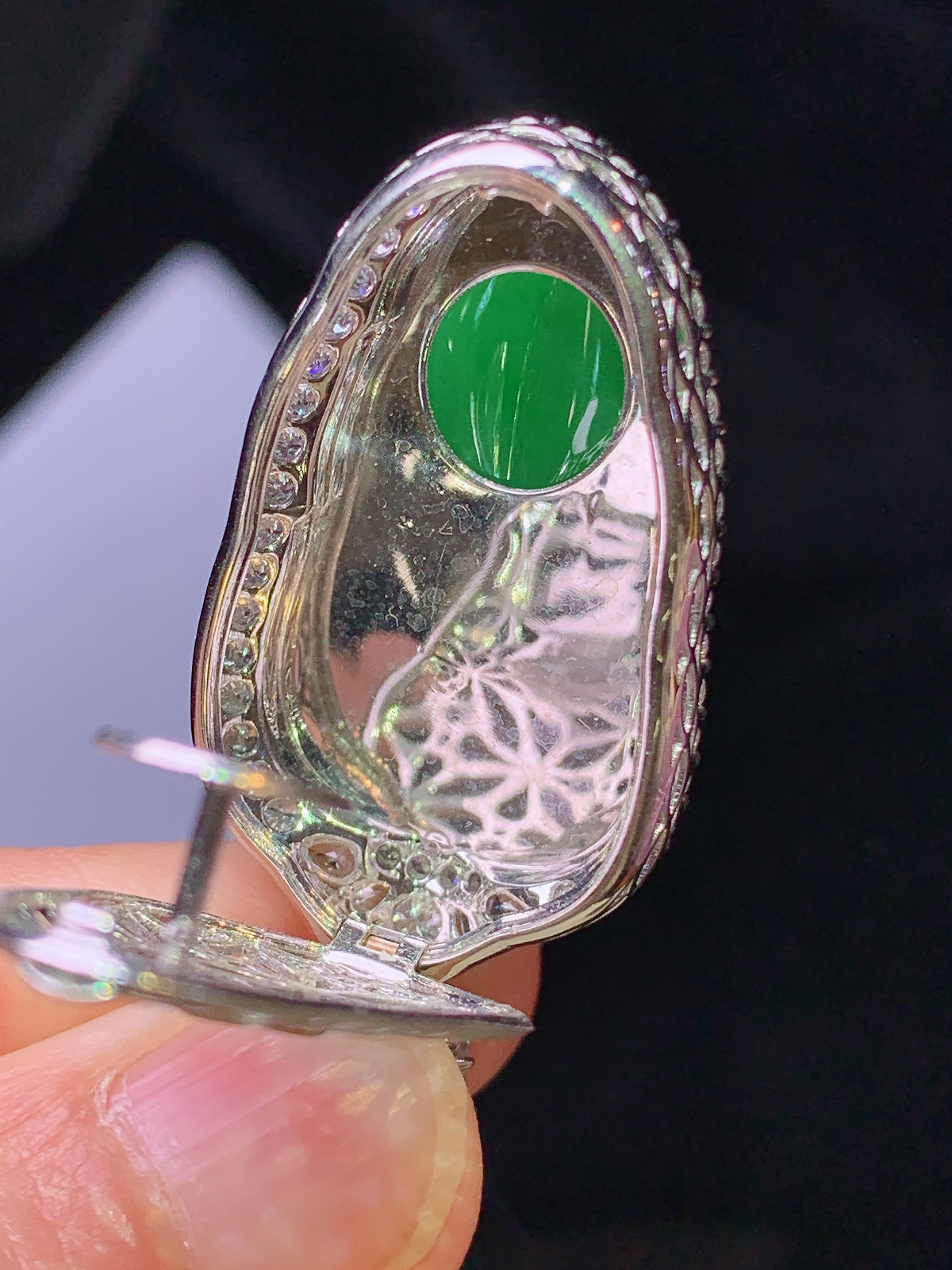 18k金钻镶嵌翠绿树叶吊坠 玉质细腻 色泽艳丽清新 水润亮眼 整体尺寸42.7*20.2*11.3m4