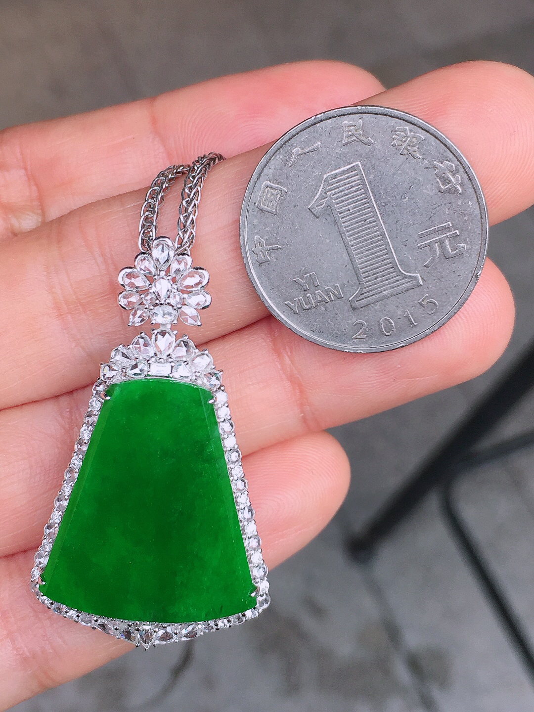 阳绿无事牌吊坠，色泽均匀艳丽，玉质细腻，荧光感超
强，饱满圆润，尽显优雅气质，18k
金豪华镶嵌
