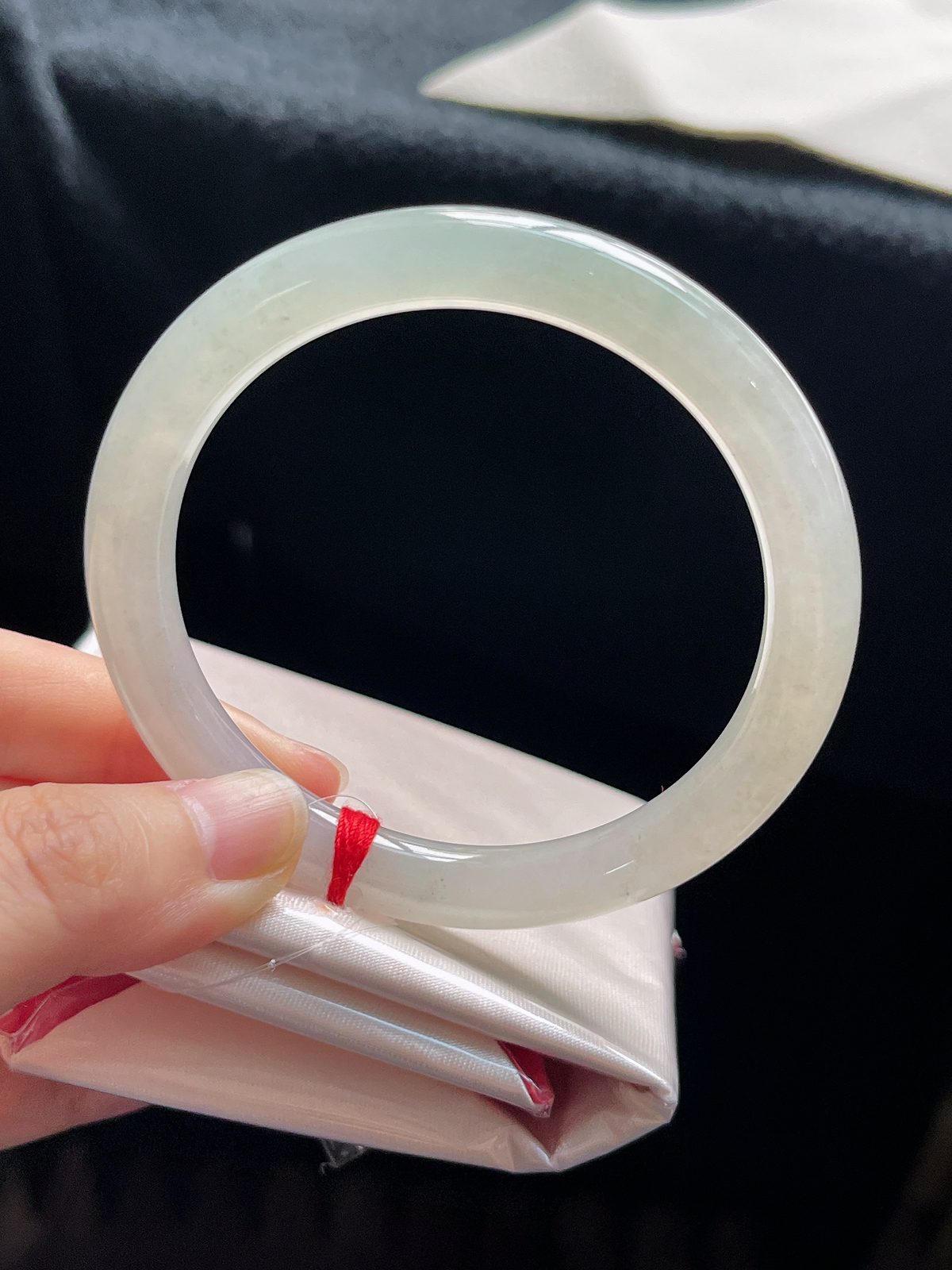 圆镯55.4圈口，翡翠冰糯种淡绿色手镯