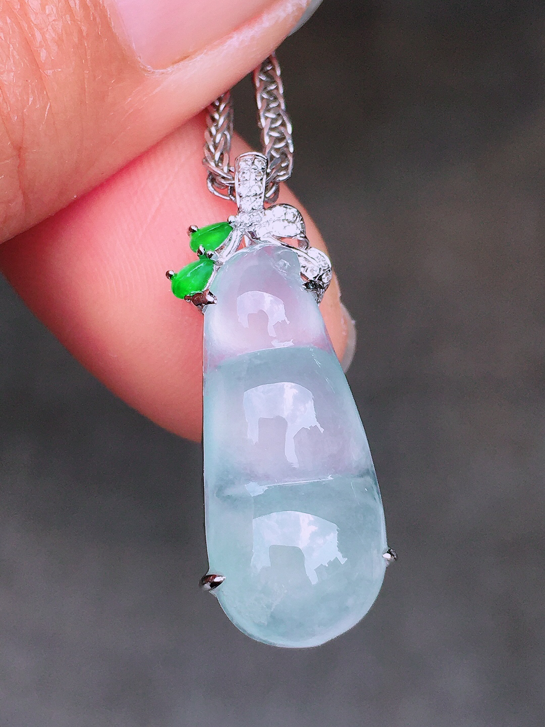 冰种福豆吊坠，玉质细腻，荧光感超
强，饱满圆润，尽显优雅气质，18k
金豪华镶嵌