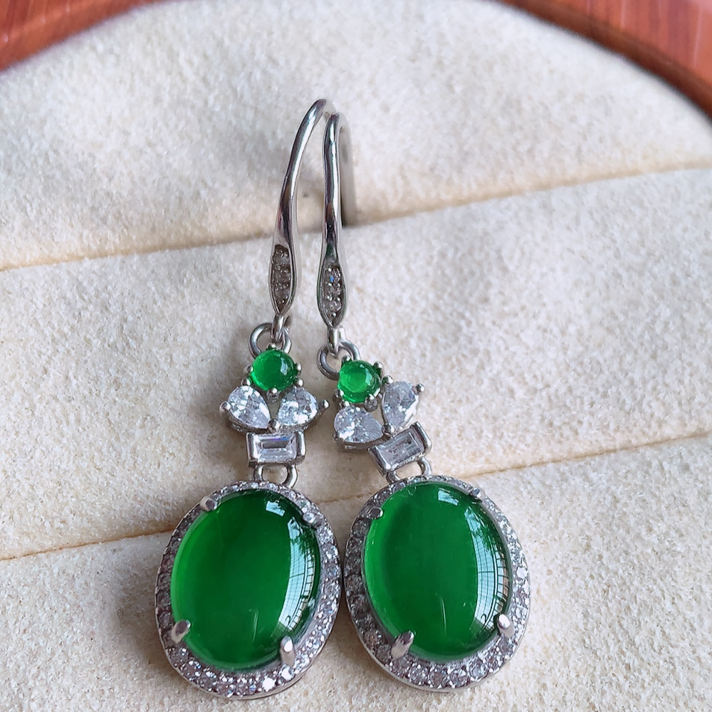 冰润满绿翡翠925银镶嵌耳钉，自然光实拍，翠色灵动，颜色漂亮，种老水足，品相佳，佩戴佳品！W815.15  取一整体尺寸：22-10.5-6mm  裸石尺寸：10-8mm