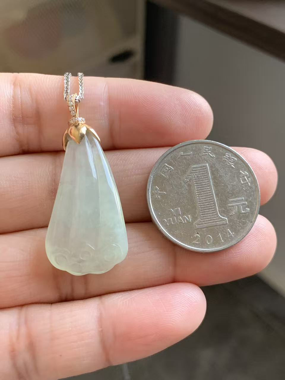 冰微黄莲蓬吊坠

裸石30*16.8*6.5
整体长度38.8mm
18k金钻石镶嵌扣头