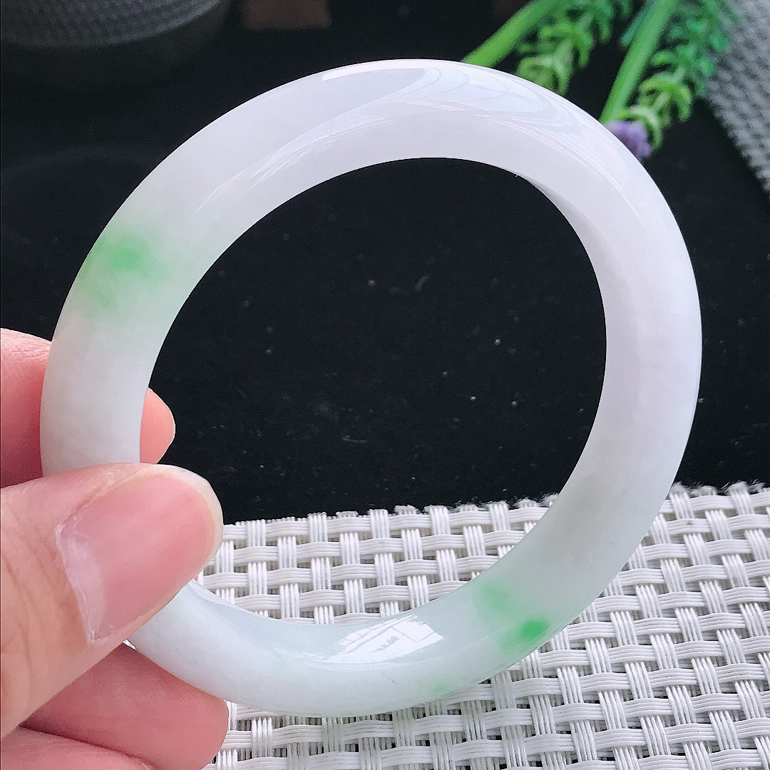 实拍天然翡翠57.5/10.8/9.5老坑秀气温润飘绿手镯翡翠玉镯手环