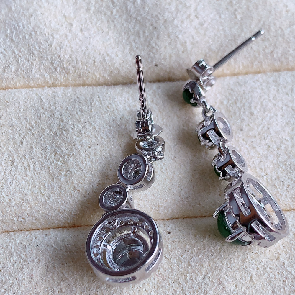 冰润满绿翡翠925银镶嵌耳钉，自然光实拍，翠色灵动，颜色漂亮，种老水足，品相佳，佩戴佳品！W815.15  取一整体尺寸：22-8.5-6.5mm  裸石尺寸：5mm