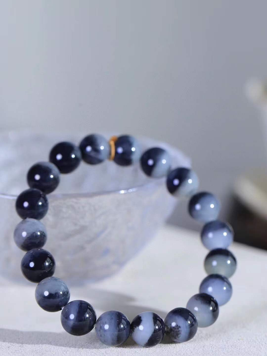 【籽.珠圆玉润.手串】

新疆和田青花籽料珠圆玉润手串 玉质温润细腻  整串打磨圆润，佩戴舒适。珠珠落玉盘，间关莺语花底滑，一生美好时光，无论身在何处，都有它相伴相守。事事顺遂，幸福美满，吉祥如意。重29.7克   尺寸取一10mm   FDL-78371733