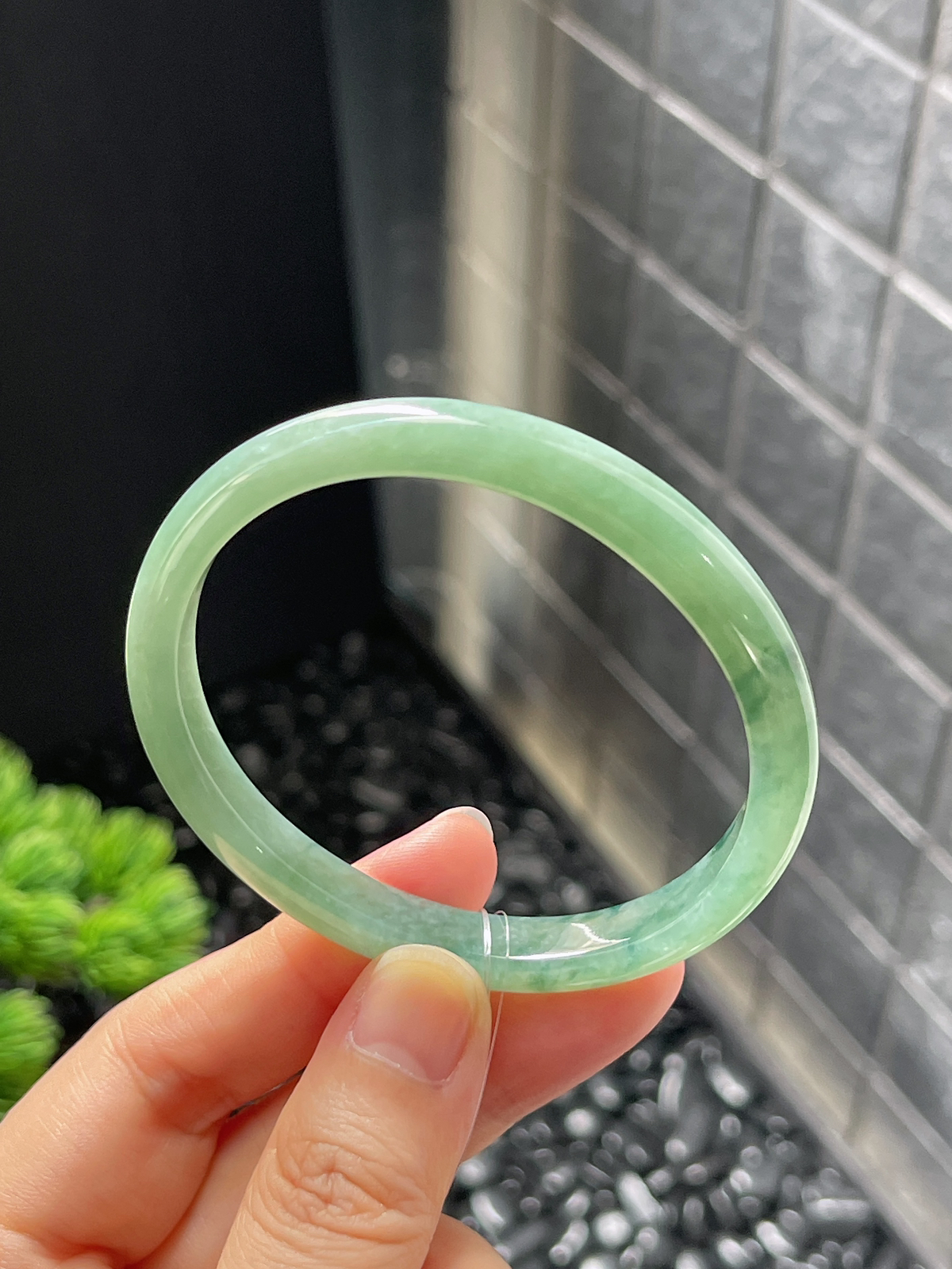 贵妃镯55.1圈口，翡翠糯化种飘绿手镯