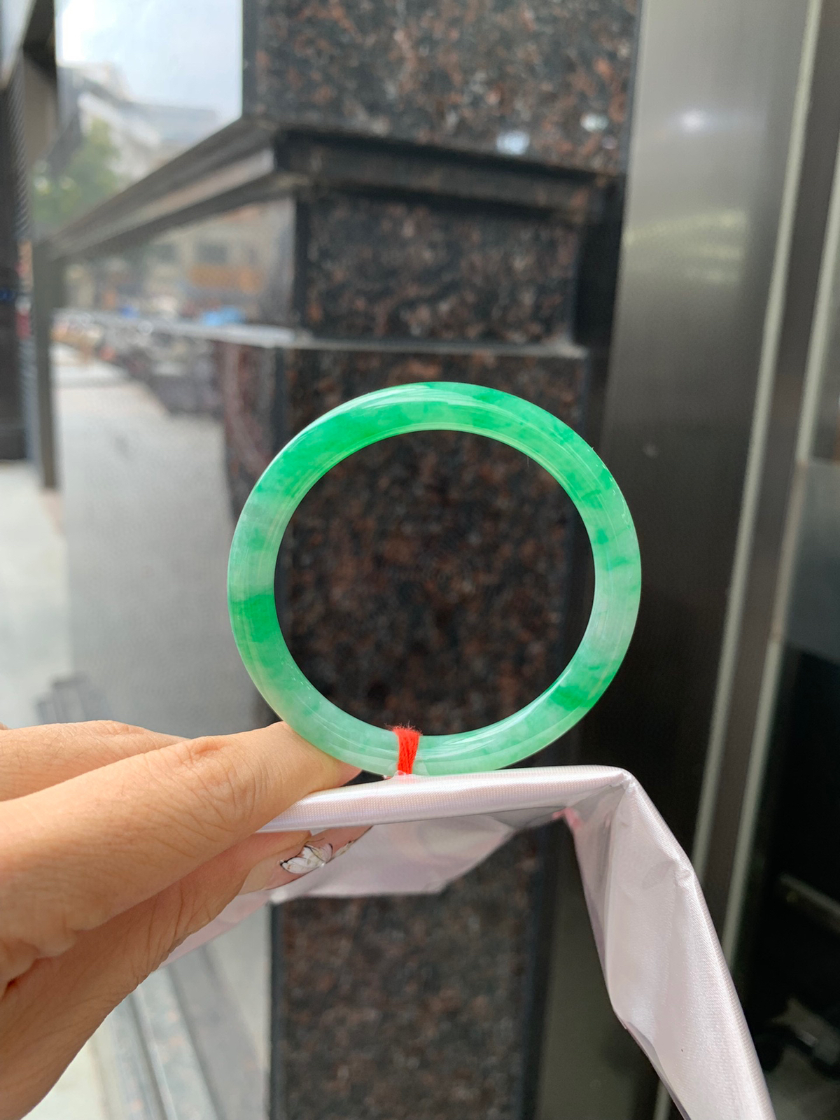 阳绿花美人条（只买断不支持鉴赏）
完美，底妆细腻，满圈阳绿飘花，鲜艳青翠，色泽均匀分布，举手投足之间散发出来的贵气感