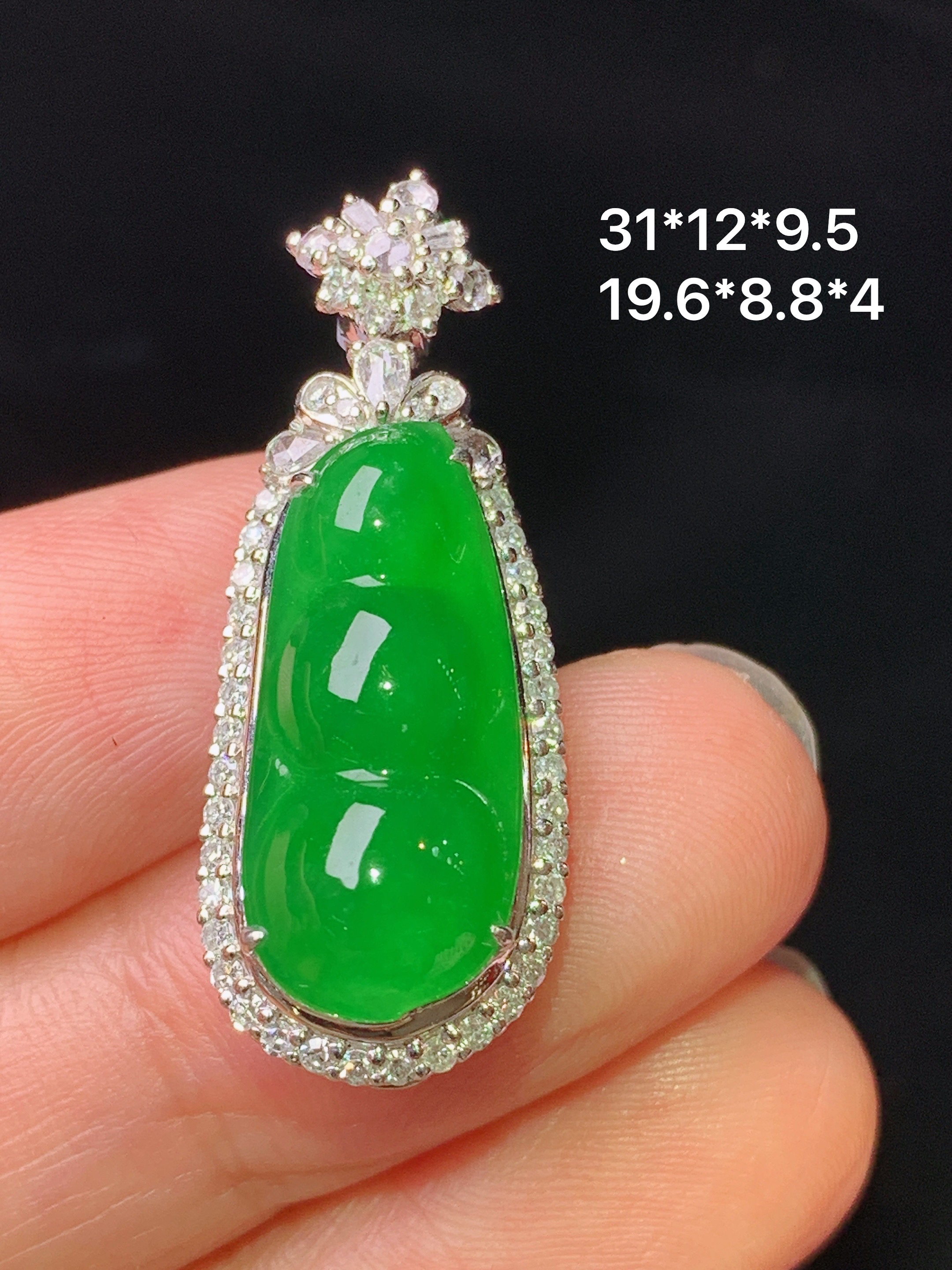 18k金钻镶嵌满绿四季豆吊坠 玉质细腻 色泽艳丽清新 水润亮眼 整体尺寸31*12*9.5h1