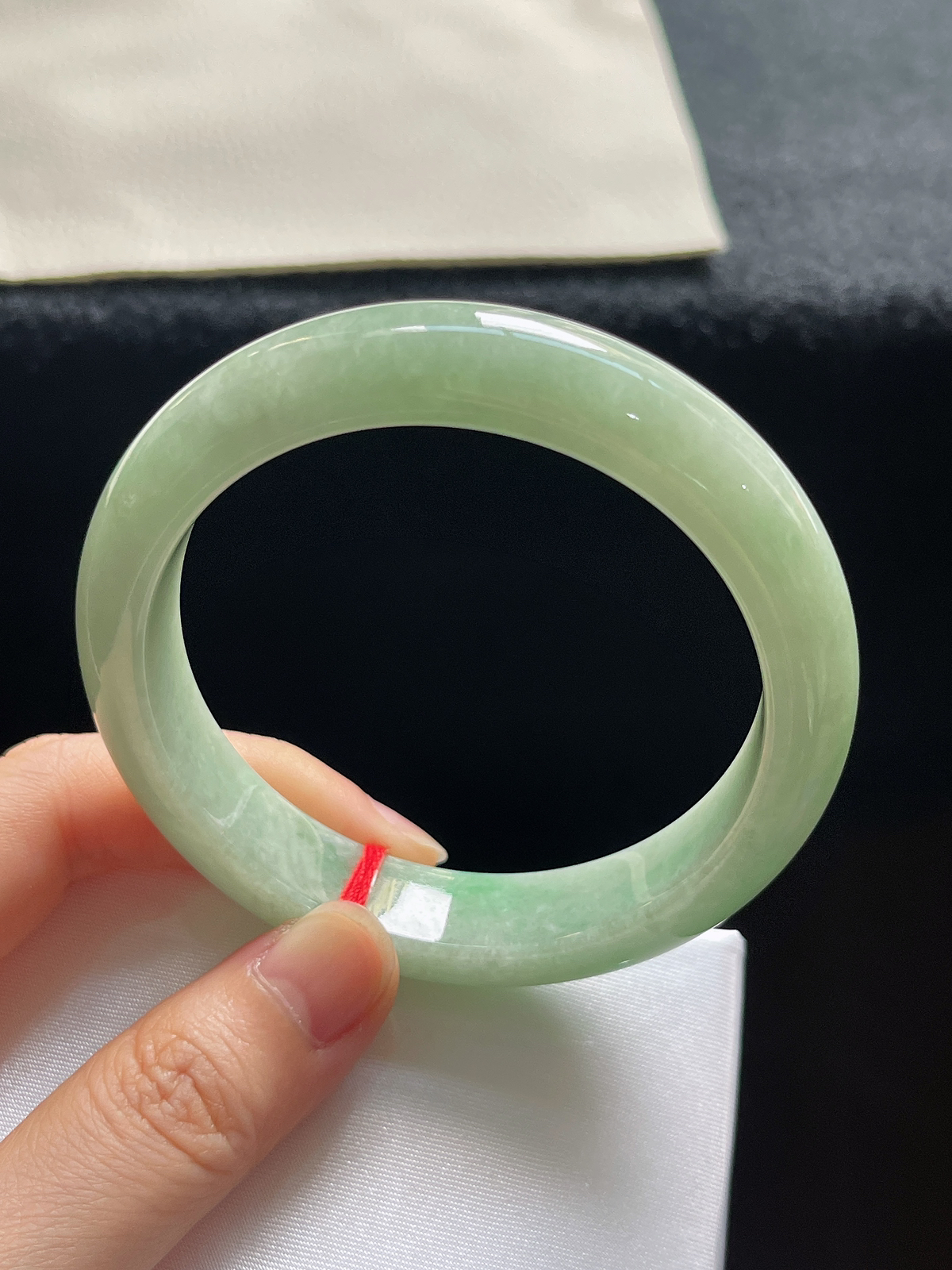 正圈56圈口，翡翠糯化种淡绿色手镯