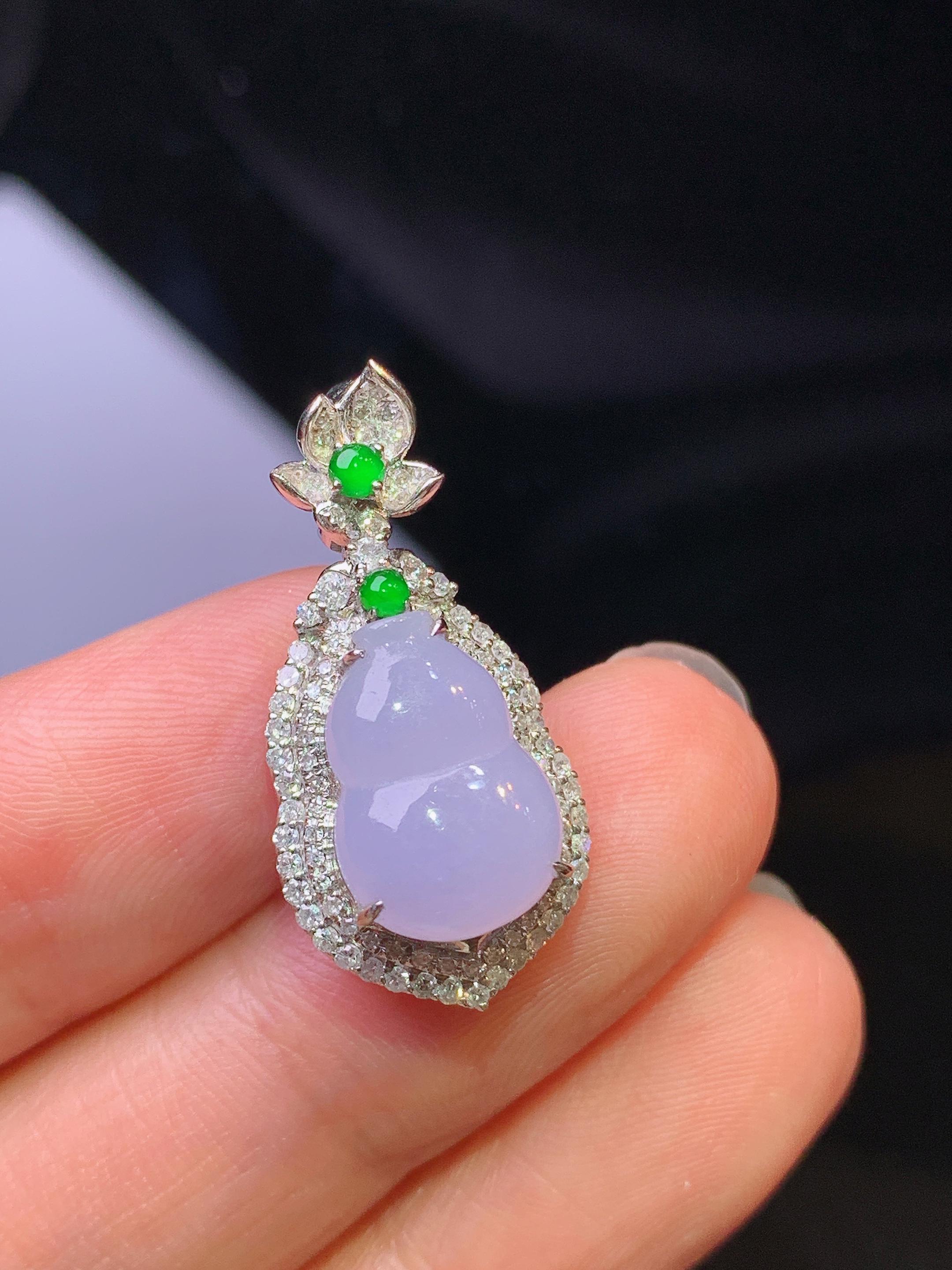 18k金钻镶嵌紫罗兰葫芦吊坠 玉质细腻 色泽艳丽清新 水润亮眼 整体尺寸26.2*12.6*9.2t